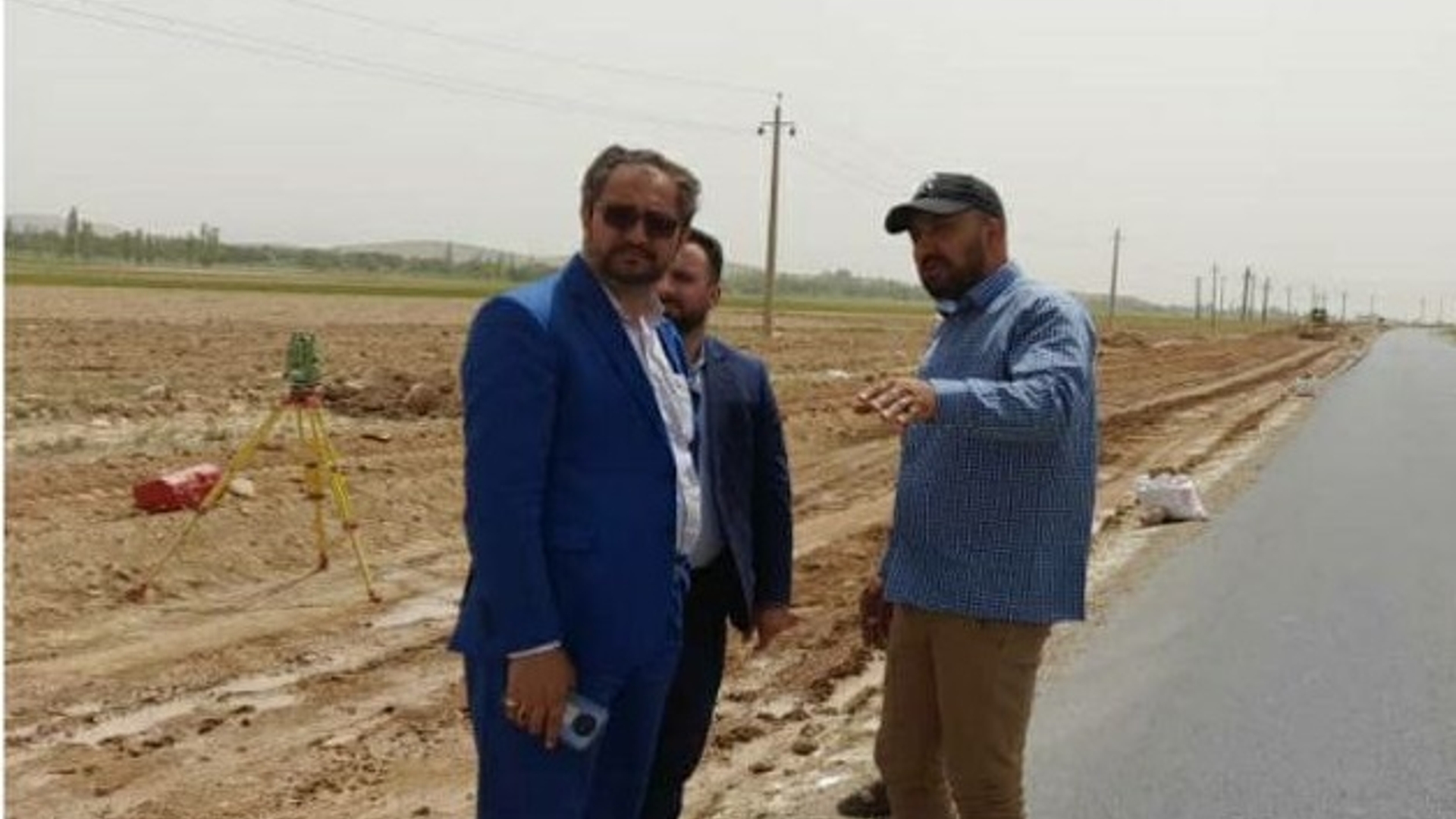 بازدید فرماندار و بخشدار مرکزی از روند اجرای پروژه آسفالت محور کمیجان-سمقاور-خنجین