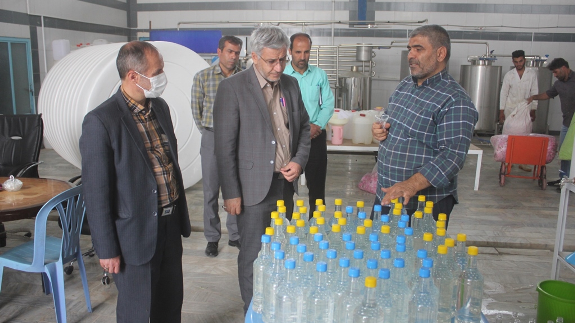 فرماندار از کارگاه گلاب و عرقیات روستای فرنق شهرستان خمین بازدید کرد