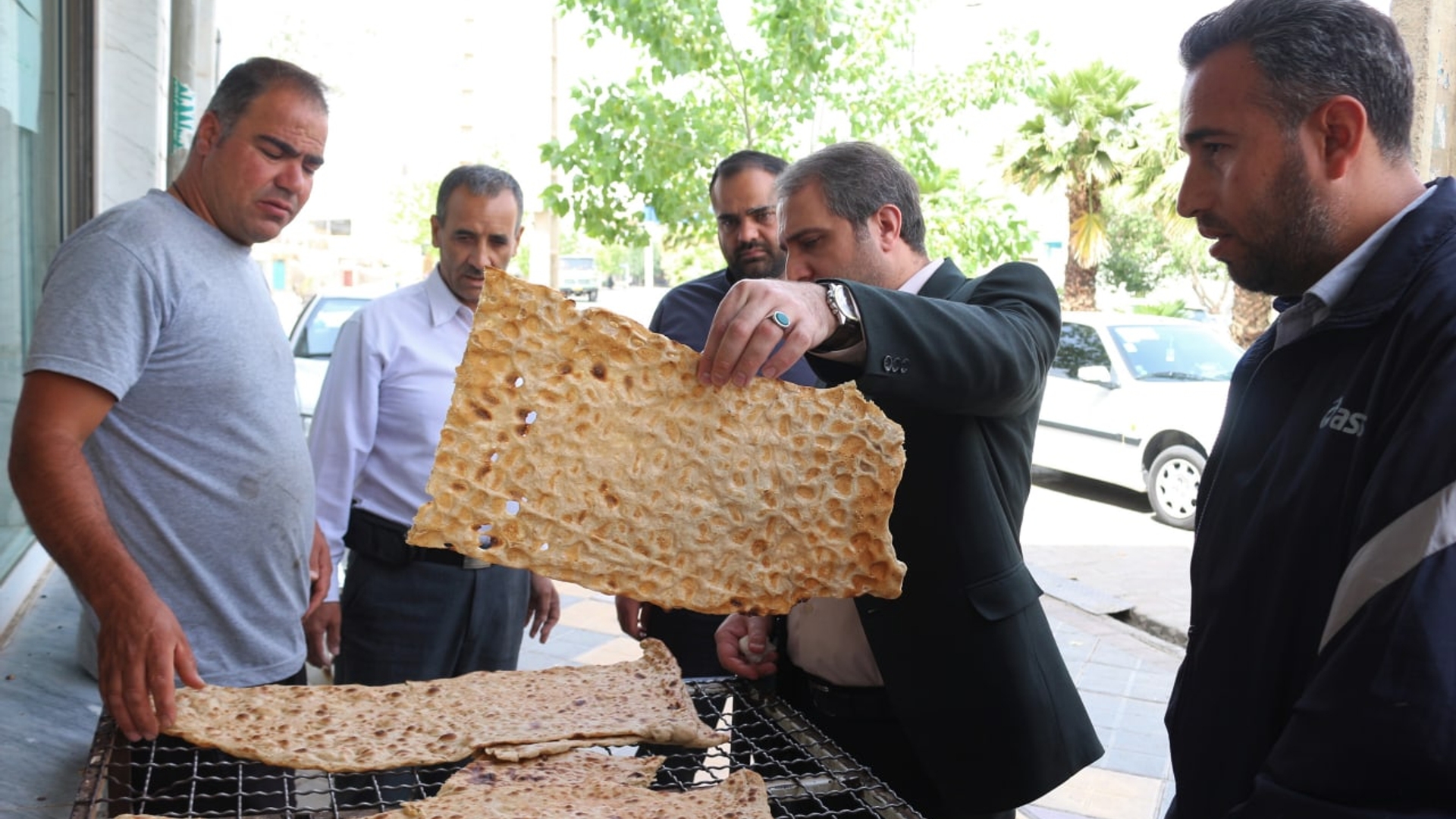 بازدید میدانی مهدی الیاسی سرپرست فرمانداری ویژه شهرستان ساوه از نانوایی های سطح شهر