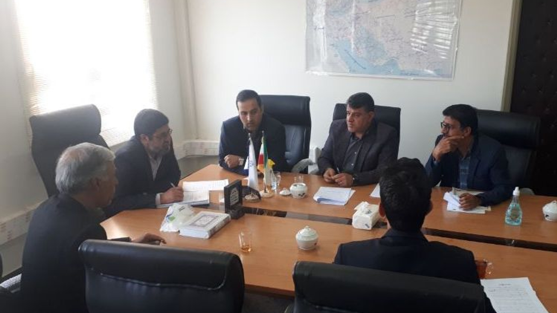 جلسه هماهنگی تسریع در روند اجرای عملیات زیرسازی و روکش آسفالت راه ارتباطی روستای سیردر