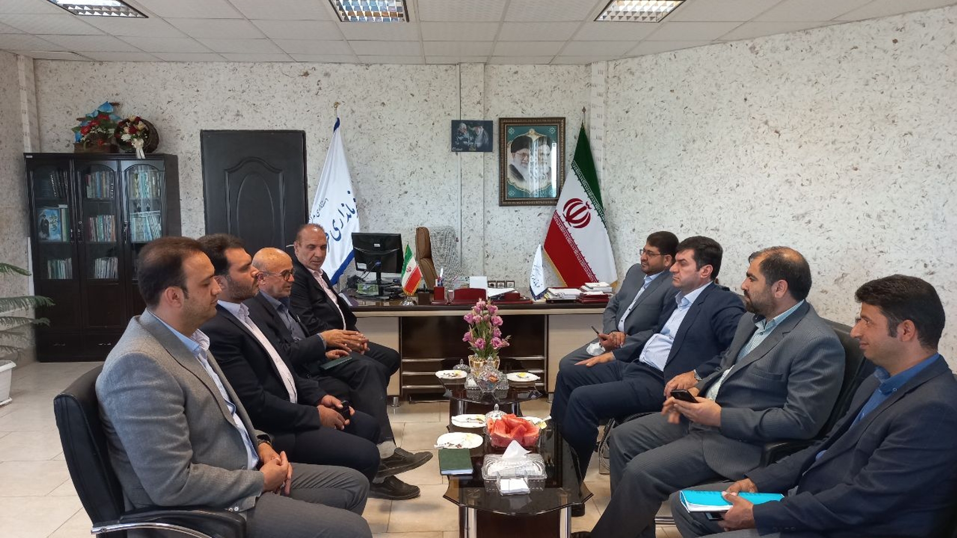 نشست ولی الله بیاتی نماینده شهرستان های فراهان تفرش و آشتیان به همراه فرماندار شهرستان تفرش،مهندس جهانی مدیر کل راهداری و حمل و نقل جاده ای استان مرکزی ،مهندس حبیب حاجی قربانی مدیر عامل جهاد نصر استان مرکزی،مهندس فراهانی ریئس اداره راهداری و حمل و نقل شهرستان فراهان با فرماندار شهرستان فراهان در محل فرمانداری شهرستان برگزار گردید