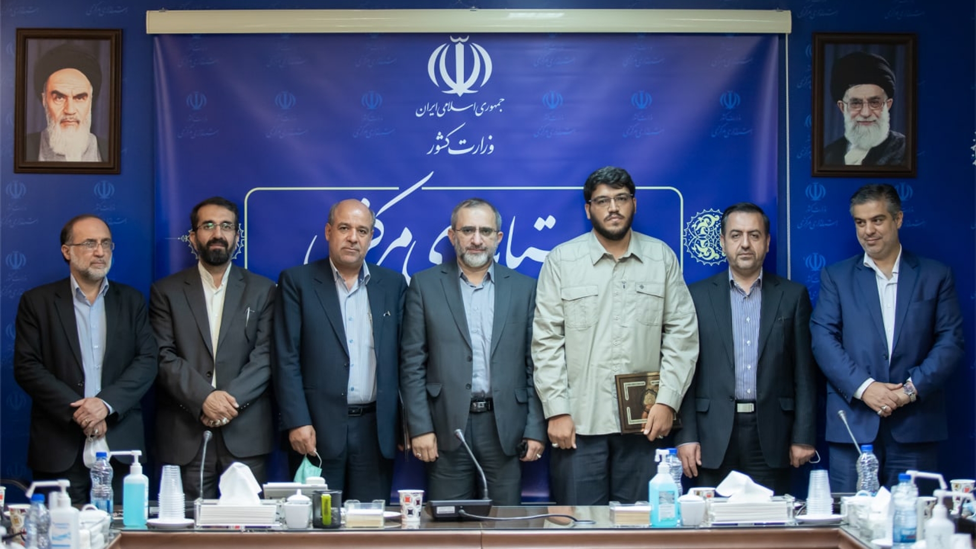 با حضور استاندار مرکزی، معاونین استاندار، فرمانداران و جمعی از مدیران آیین تکریم و معارفه مدیر کل بحران استانداری مرکزی برگزار شد

پنجشنبه ۱۲ خرداد ۱۴۰۱