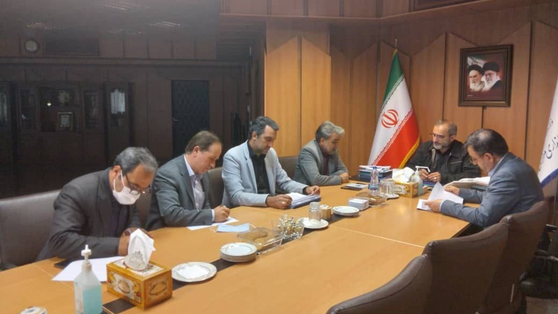 جلسه هماهنگی مدیریت مصرف برق صنایع و شهرک‌ها و نواحی صنعتی استان به ریاست استاندار مرکزی و با حضور معاون هماهنگی امور اقتصادی و توسعه منطقه ای استانداری، مدیران و اعضای مربوطه برگزار شد