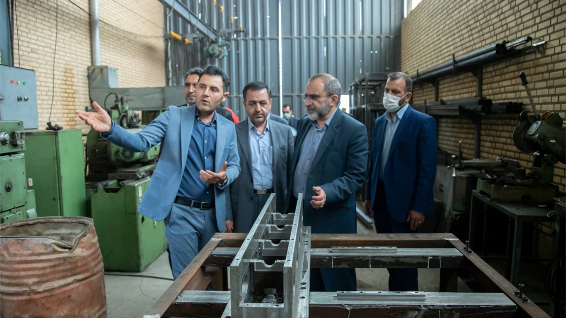 بازدید استاندار مرکزی به همراه معاون هماهنگی امور اقتصادی و توسعه منطقه ای و سرپرست دفتر هماهنگی امور اقتصادی استانداری و جمعی از مدیران از شرکت آنیت.