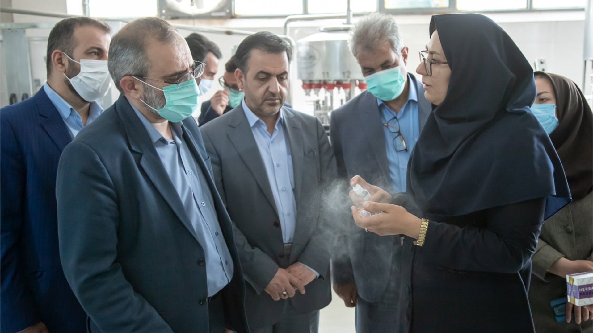 بازدید استاندار مرکزی به همراه معاون هماهنگی امور اقتصادی و توسعه منطقه ای استانداری و جمعی از مدیران از شرکت دانش‌بنیان رویال اسانس الا