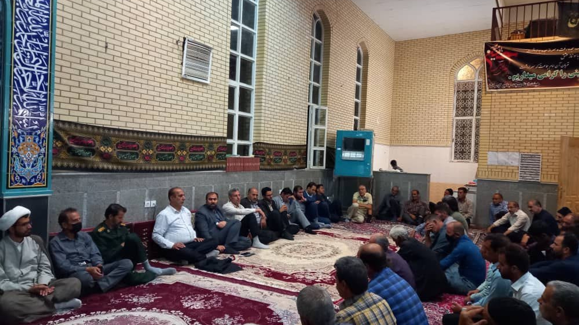 فرماندار شهرستان فراهان ونماینده مردم شهرستان های فراهان، تفرش ، آشتیان در مجلس  در برنامه دهگردشی خود با حضور در بخش خنجین با جمعی از اهالی روستاهای تابعه این بخش دیدار کردند