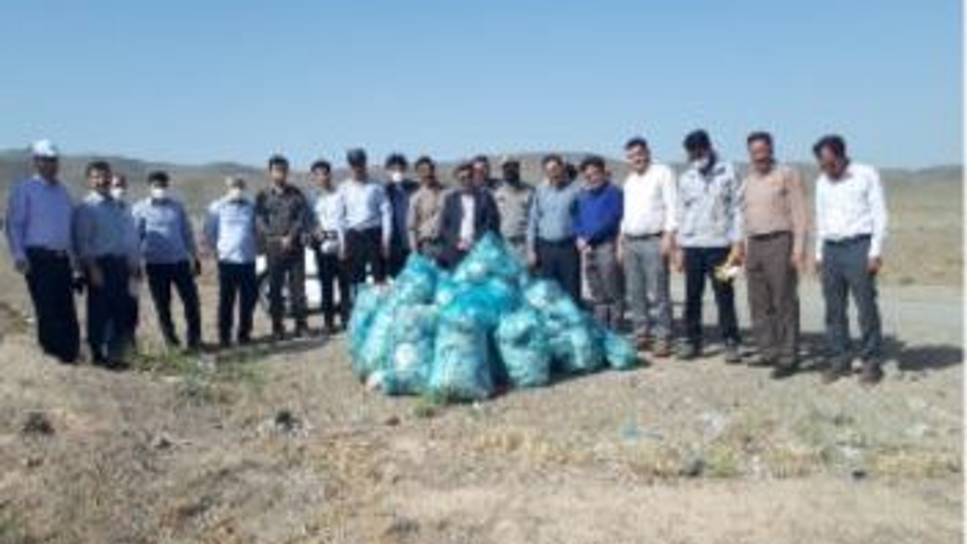 پاکسازی حاشیه محل دفن پسماند شهرستان خنداب