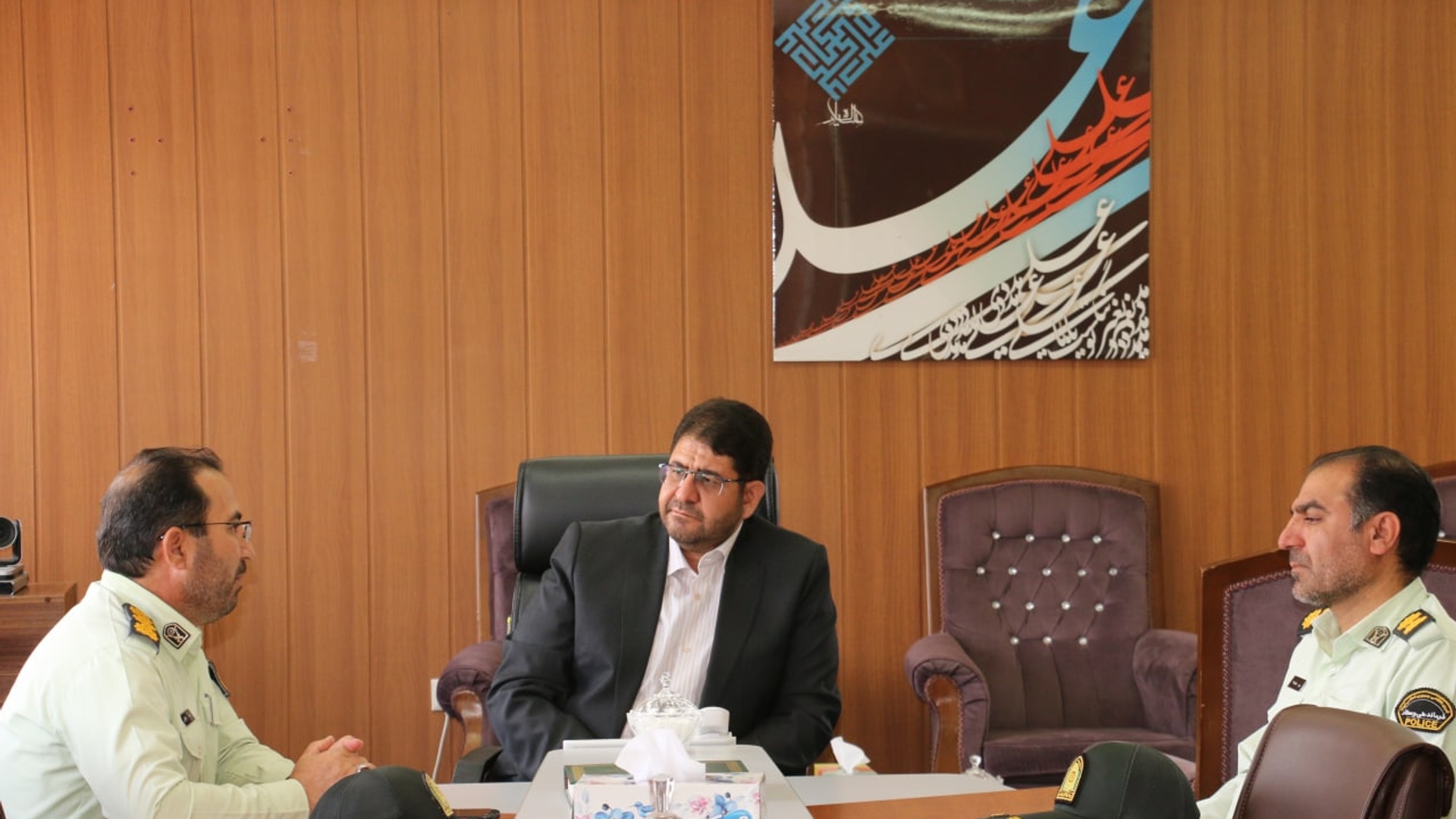 نشست صمیمی                                         :