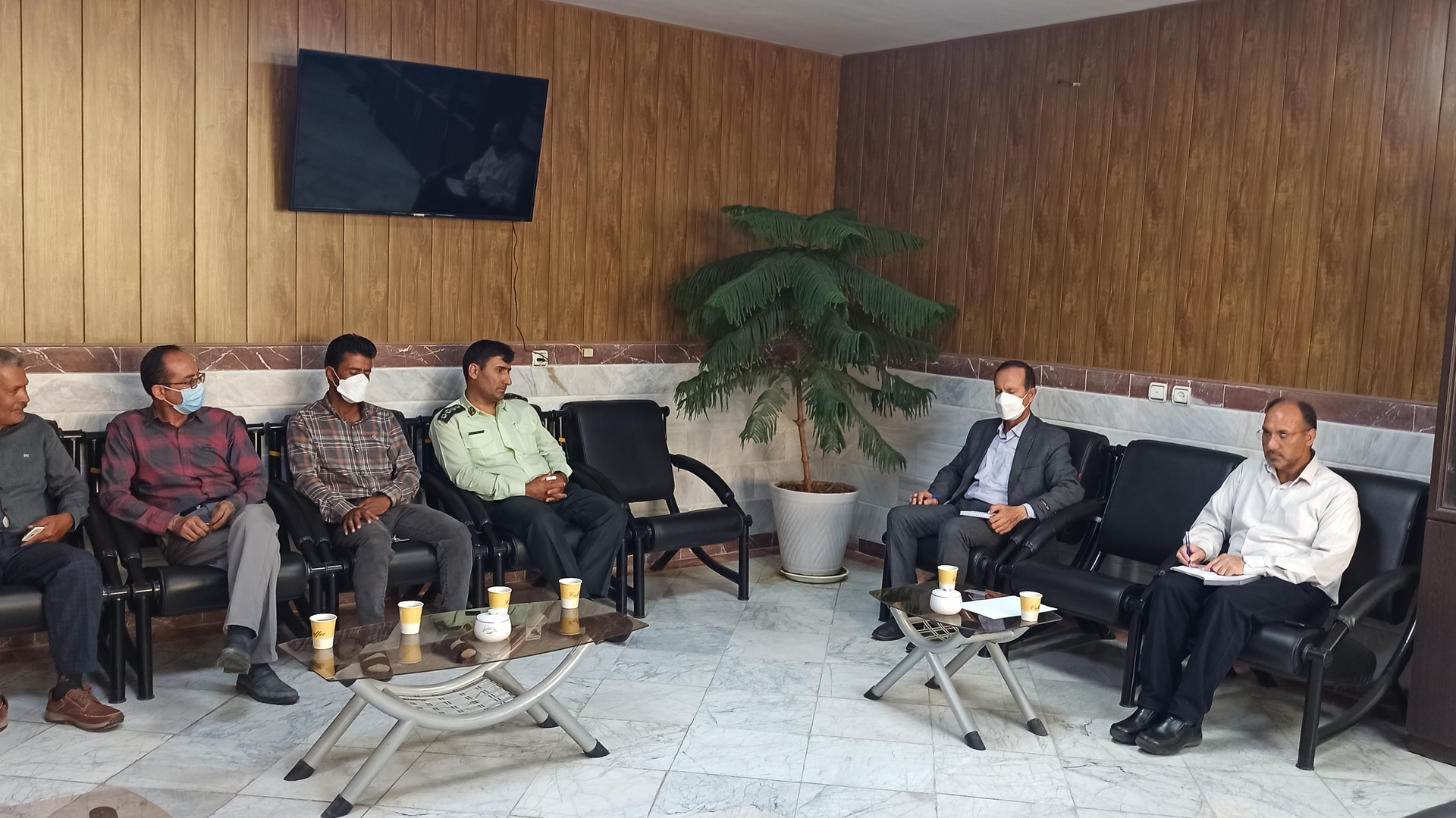 جلسه بخشدار محترم برای برطرف کردن مشکل آب شرب روستای یکه چاه