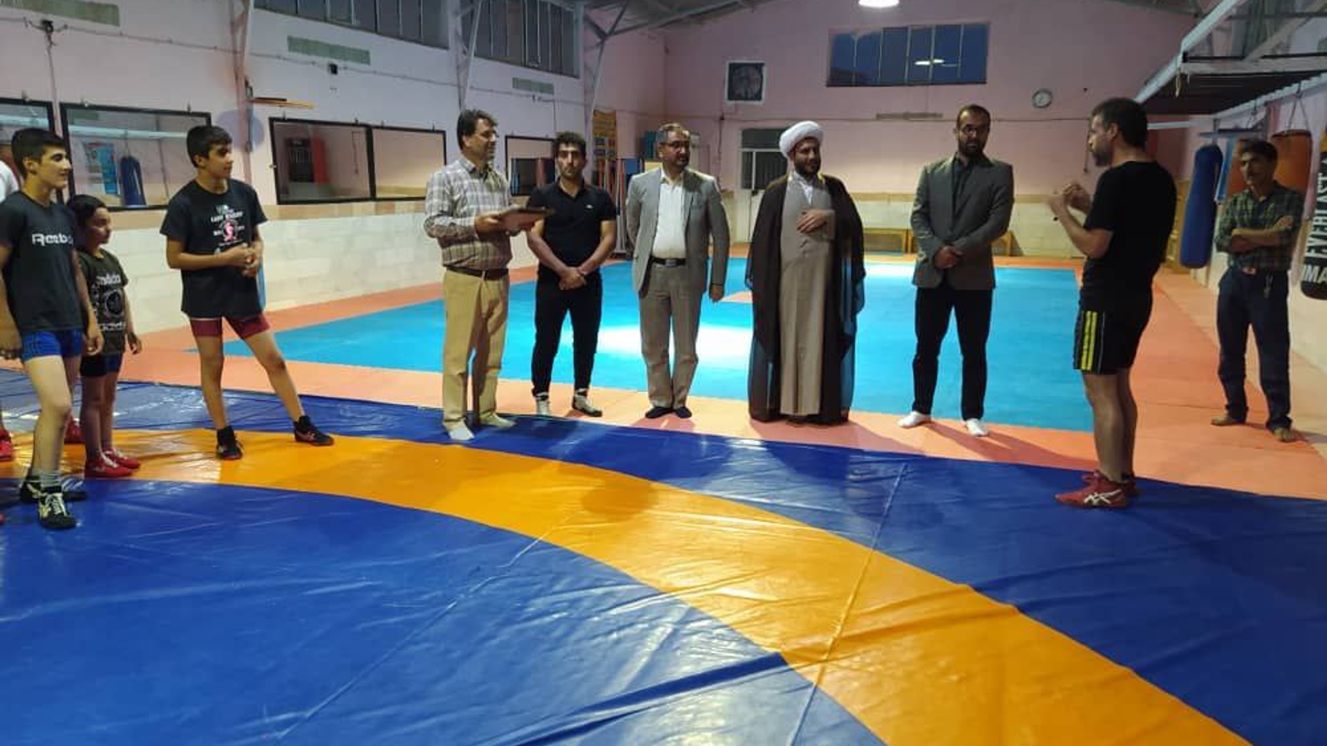 حضور در جمع کشتی گیران و تجلیل از تنی چند از پیشکسوتان و مدال آوران کشتی