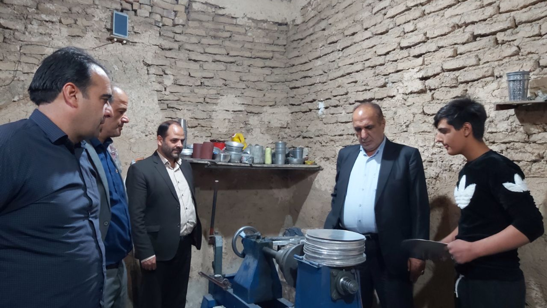 بازدید فراهانی سرپرست فرمانداری به اتفاق دکتر بیاتی نماینده مردم منطقه در مجلس شورای اسلامی و فراهانی رئیس شورای اسلامی بخش مرکزی آشتیان از کارگاه تولید تجهیزات آشپزخانه " ظروف رویی" در روستای نورآباد