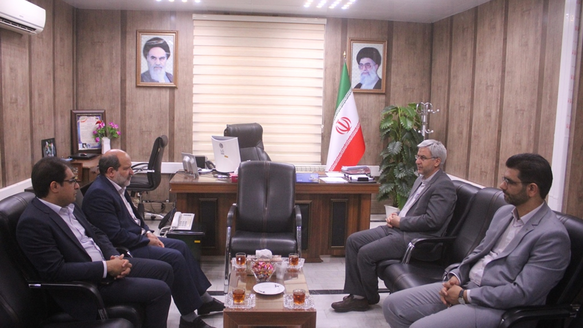 نشست مدیر امور شعب بانک قرض الحسنه مهر ایران استان با فرماندار شهرستان خمین برگزار شد