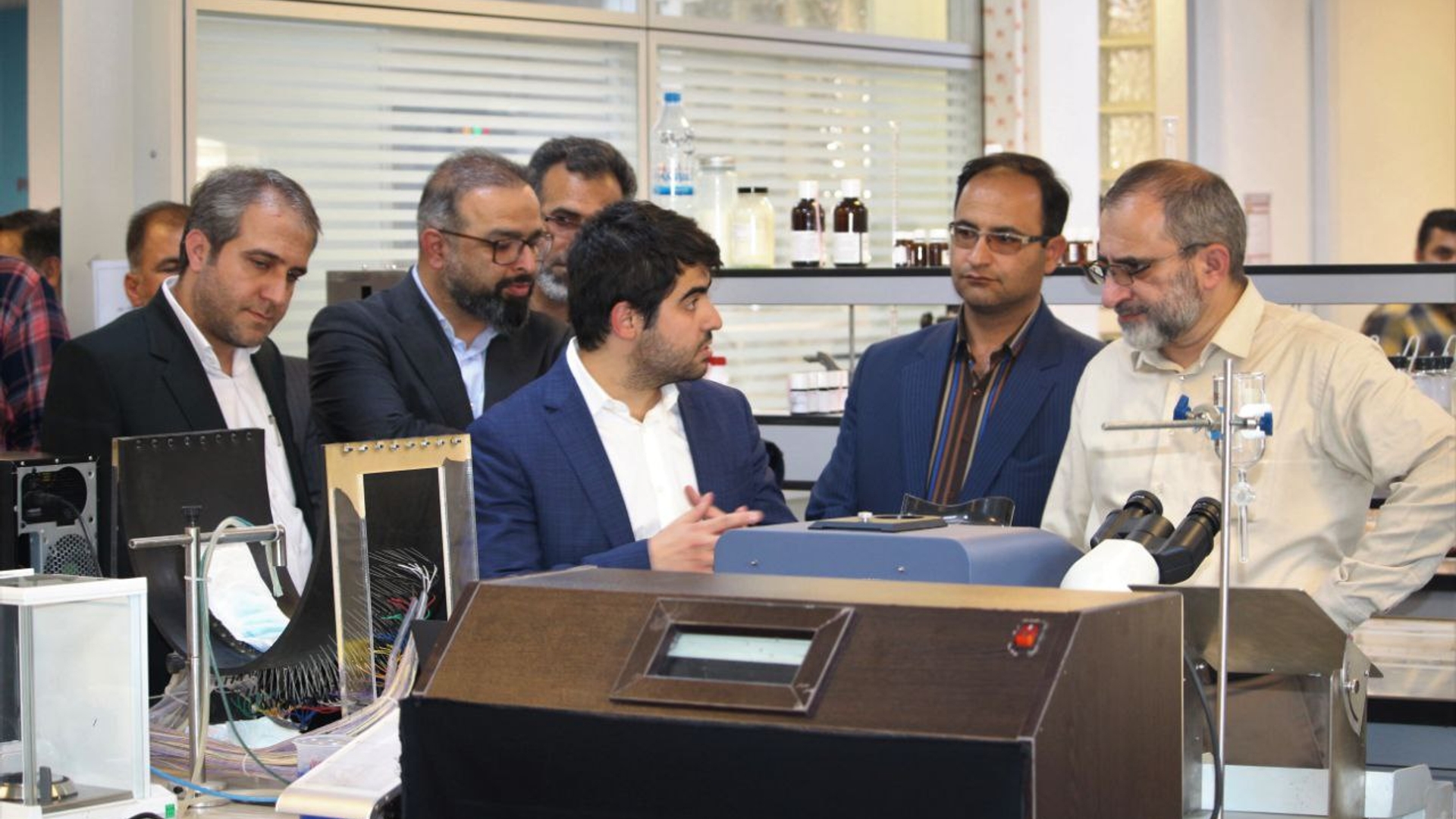 بازدید استاندار مرکزی به همراه معاون هماهنگی امور اقتصادی استاندار، سرپرست دفتر هماهنگی امور اقتصادی، سرپرست فرمانداری ساوه و جمعی از مدیران از شرکت زرین رویال