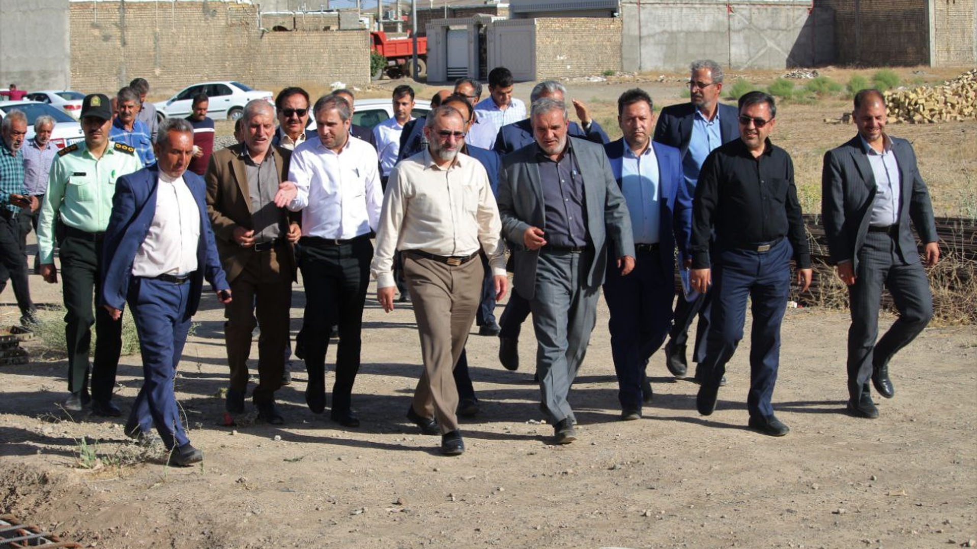 بازدید استاندار مرکزی به همراه معاون هماهنگی امور اقتصادی استاندار، سرپرست دفتر هماهنگی امور اقتصادی، سرپرست فرمانداری ساوه و جمعی از مدیران از روند احداث مسکن محرومین در شهر آوه