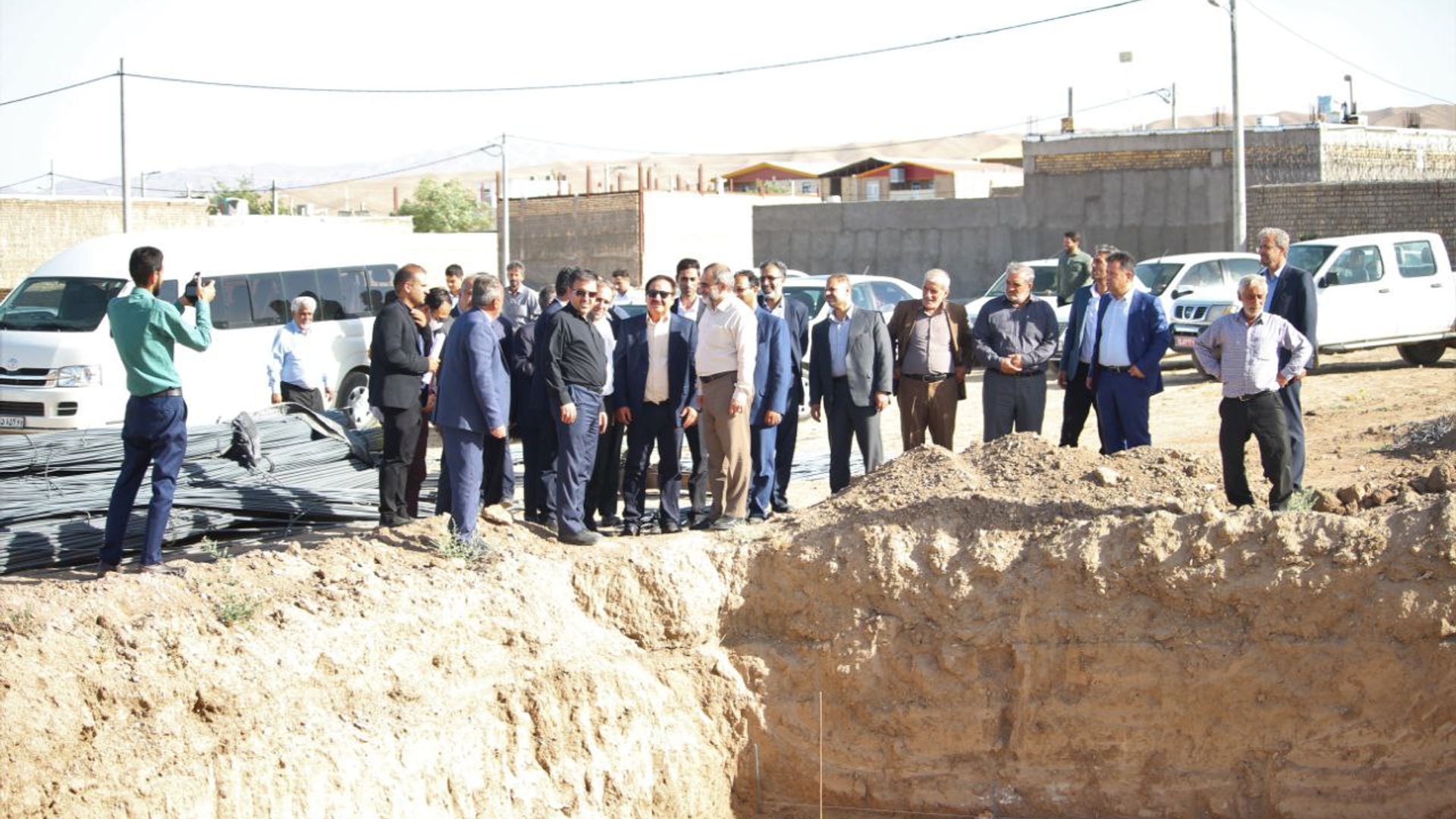 بازدید استاندار مرکزی به همراه معاون هماهنگی امور اقتصادی استاندار، سرپرست دفتر هماهنگی امور اقتصادی، سرپرست فرمانداری ساوه و جمعی از مدیران از روند احداث مرکز جامع سلامت در شهر آوه