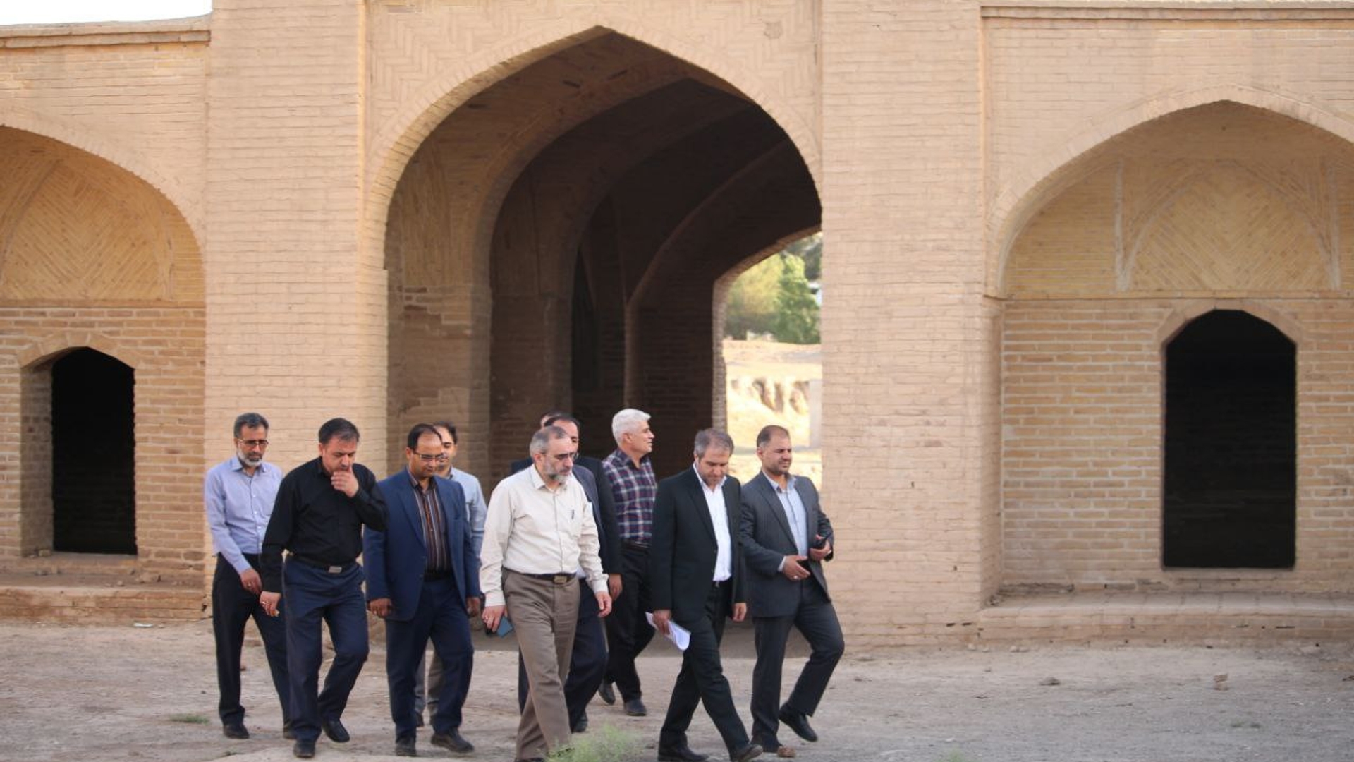 بازدید استاندار مرکزی به همراه معاون هماهنگی امور اقتصادی استاندار، سرپرست دفتر هماهنگی امور اقتصادی، سرپرست فرمانداری ساوه و جمعی از مدیران از کاروانسرای تاریخی شهر آوه