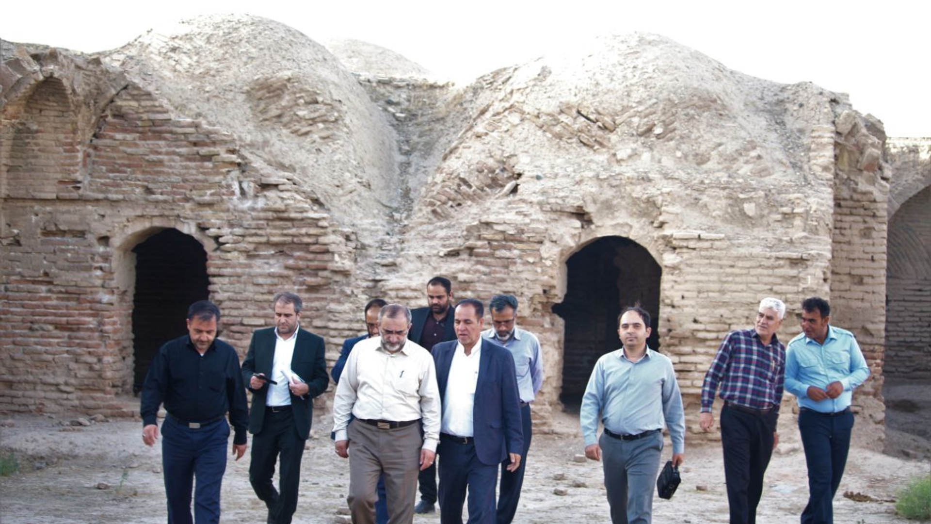 بازدید استاندار مرکزی به همراه معاون هماهنگی امور اقتصادی استاندار، سرپرست دفتر هماهنگی امور اقتصادی، سرپرست فرمانداری ساوه و جمعی از مدیران از کاروانسرای تاریخی شهر آوه .