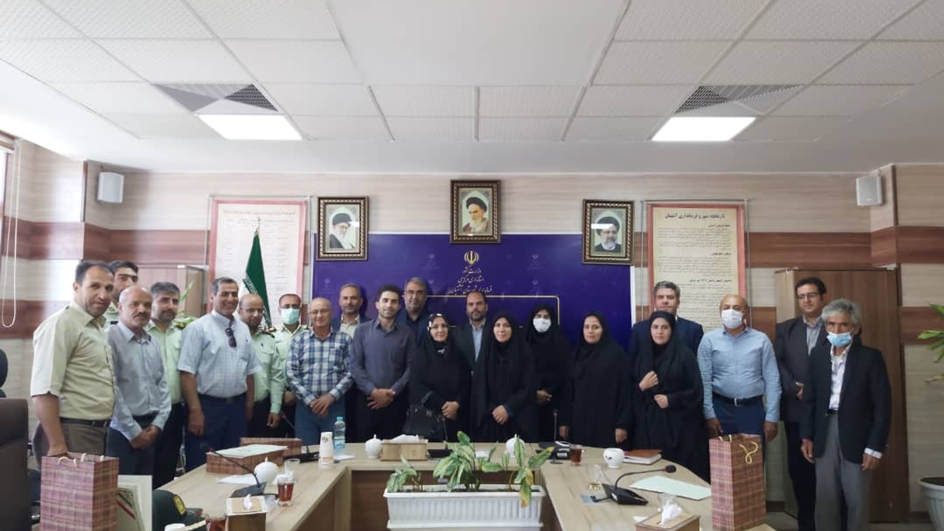 به مناسبت هفته گرامیداشت محیط زیست نشست فرماندار با فعالین و نیروهای انتظامی حافظ محیط زیست شهرستان برگزار گردید.