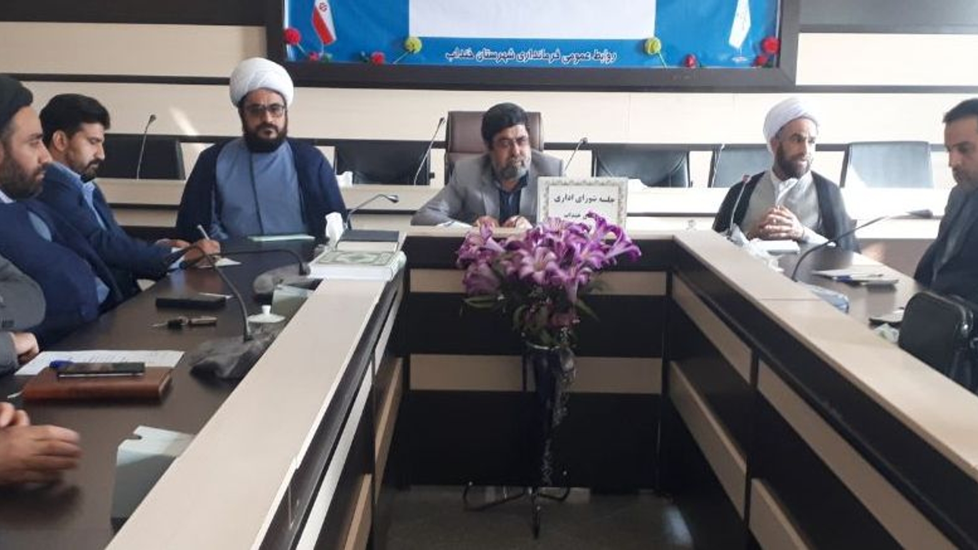 گازری فرماندار شهرستان خنداب خطاب به مدیران در جلسه شورای اداری: مدیران دستگاههای اجرایی از امکانات شهرستان وظرفیت های نیروهای بومی توانمند استفاده کنند.