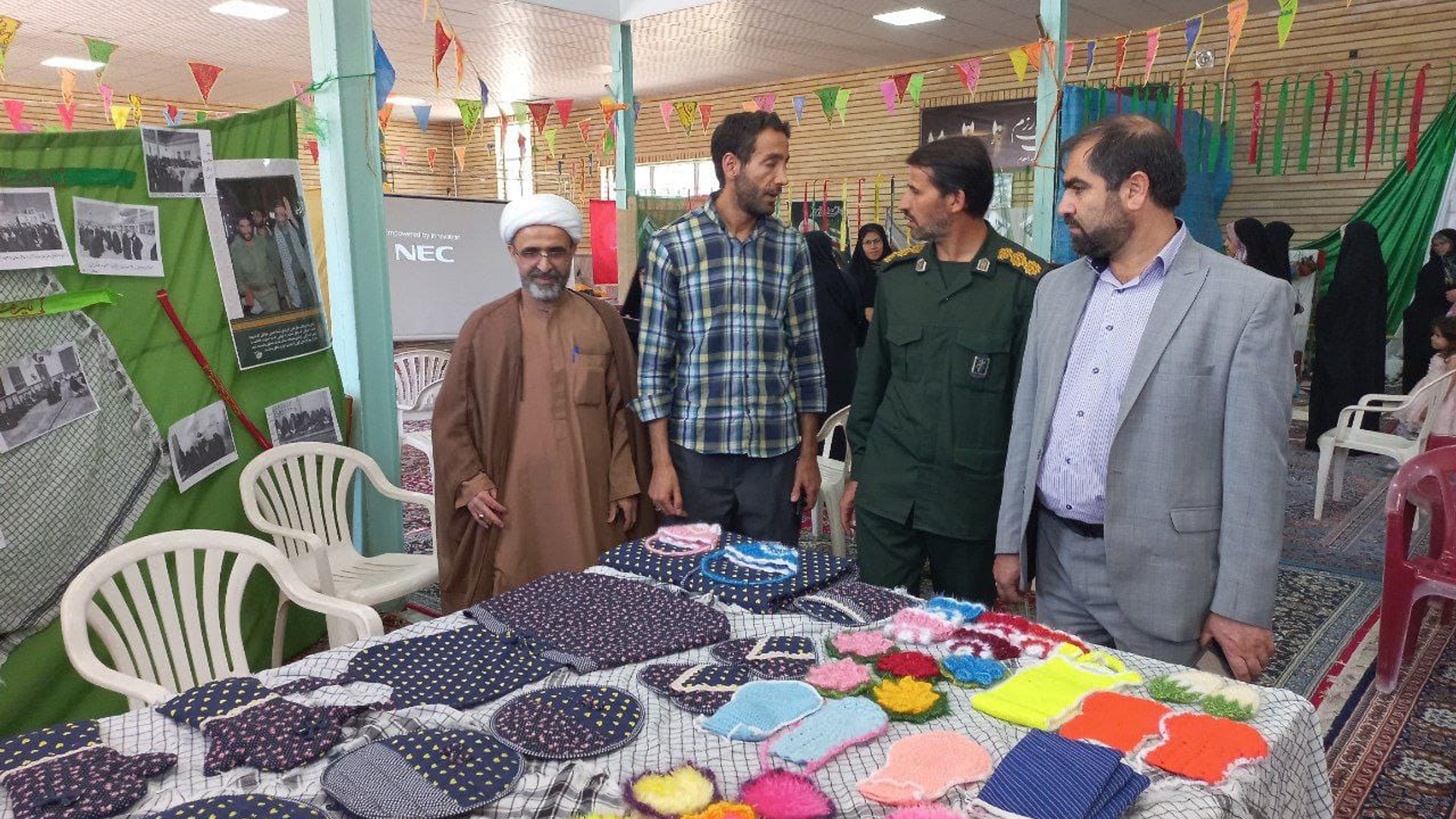 فرماندار شهرستان فراهان ، امام جمعه فرمهین و فرمانده ناحیه مقاومت بسیج شهرستان فراهان از جشنواره طرح اسوه حوزه ای حوزه مقاومت بسیج الزهرا(س) این شهرستان بازدید نمودند.