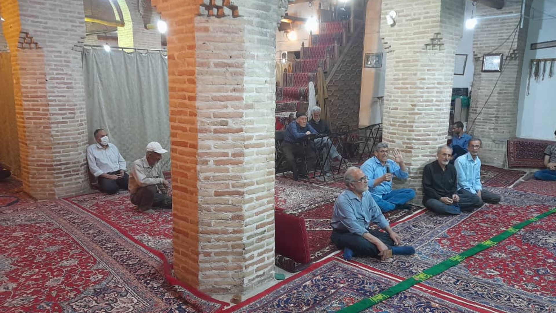 محمدرضا رضایی سرپرست فرمانداری شهرستان تفرش با حضور در مسجد قائمیه تفرش ضمن اقامه نماز جماعت، در جمع نمازگزاران به سخنرانی در مورد مسائل روز کشور و برنامه های آینده دولت پرداخت.