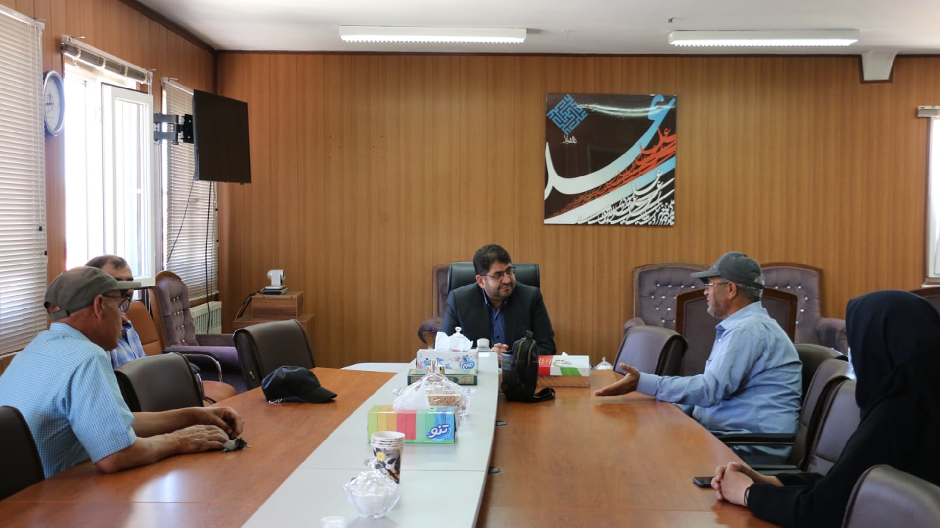 دیدار وگفتگوی اعضای شورای اسلامی و دهیار روستای نقوسان با محمدرضا رضایی سرپرست فرمانداری شهرستان تفرش و بررسی مشکلات این روستا.