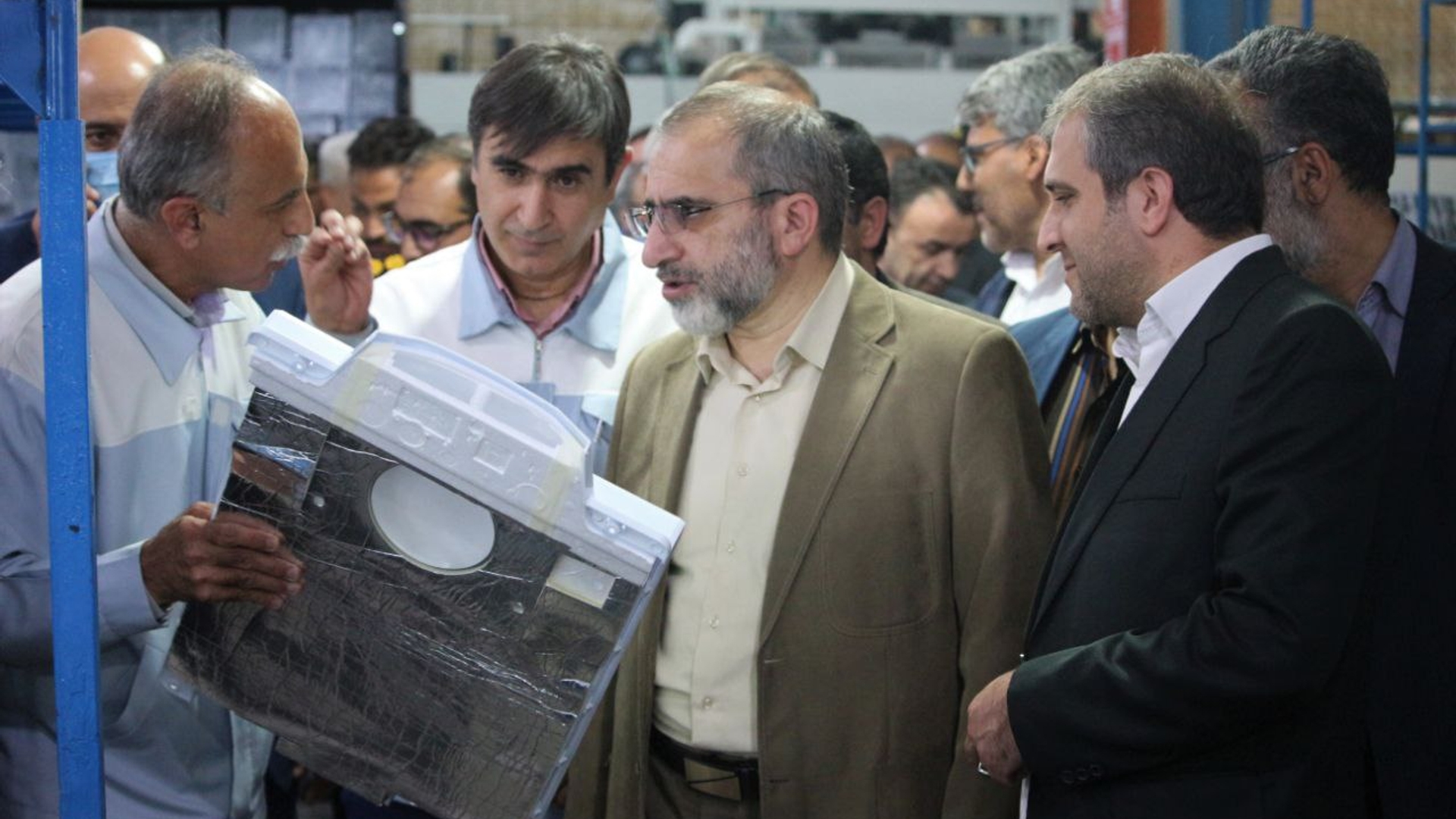 بازدید مخلص الائمه استاندار مرکزی به همراه مهدی الیاسی سرپرست فرمانداری ویژه شهرستان ساوه از شرکت نیکسان صنعت، واحد تولید کننده یخچال و کولر