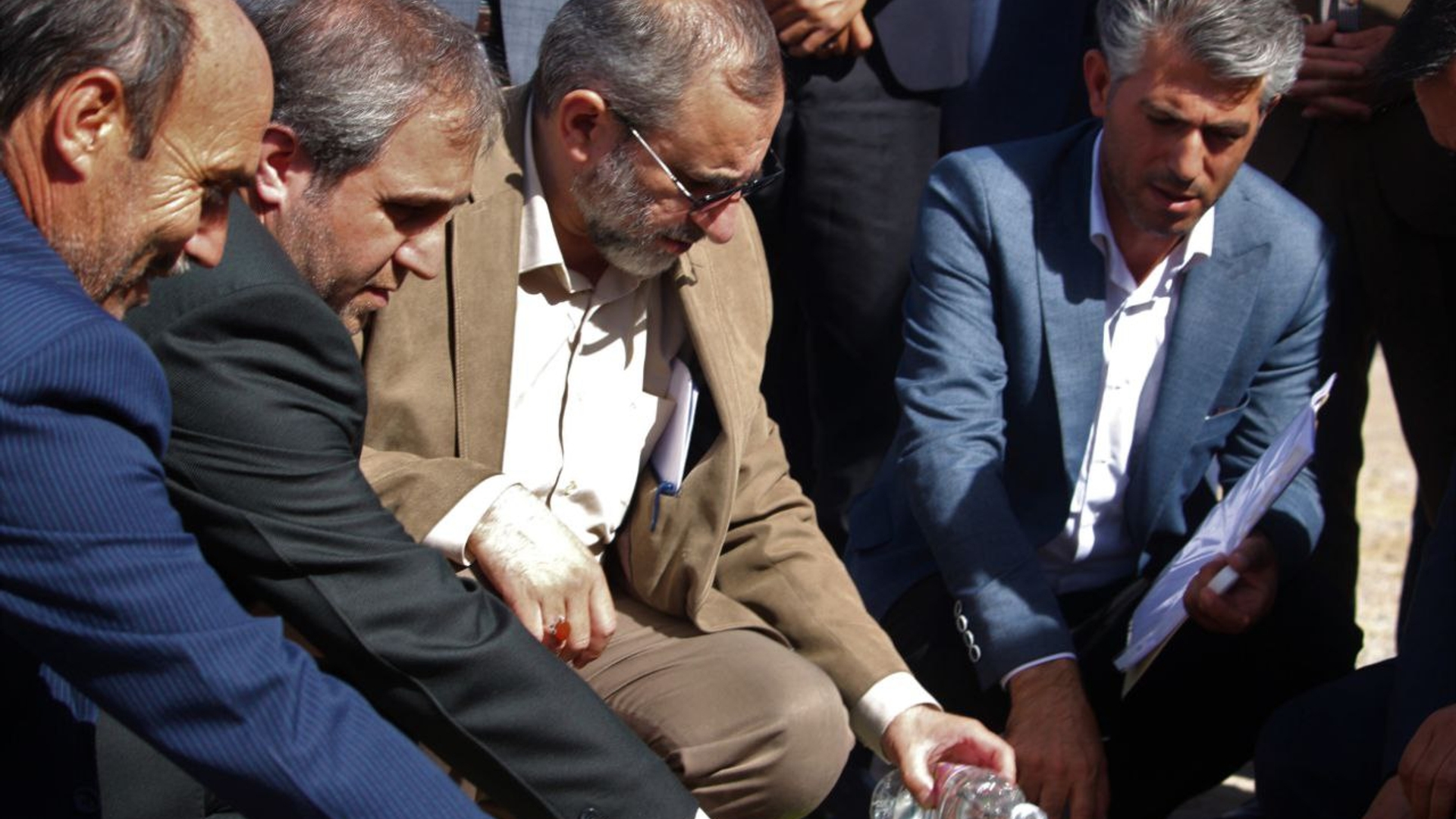 استاندار مرکزی  با حضور در شهر آوه  ضمن گلباران مزار شهید گمنام مدفون در این شهر با شهدای گرانقدر تجدید پیمان کرد .