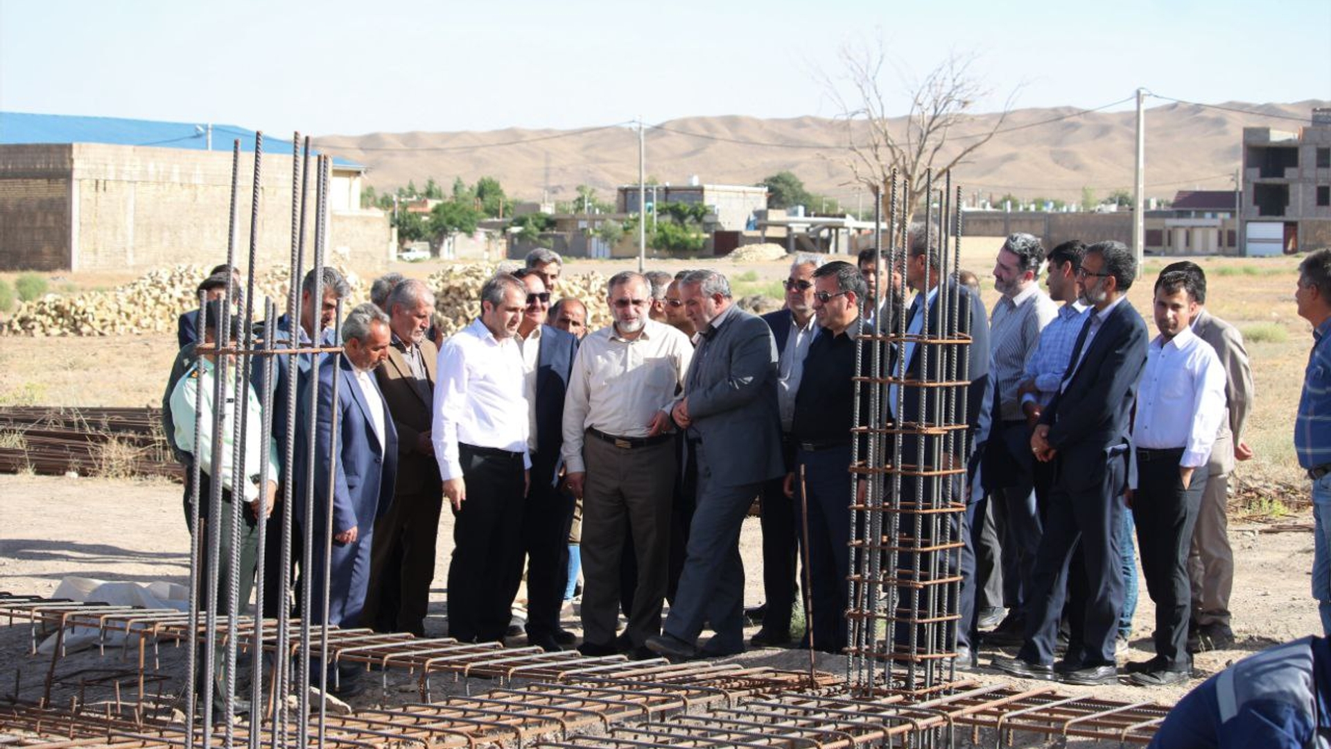 بازدید استاندار مرکزی به همراه معاون هماهنگی امور اقتصادی استاندار، سرپرست فرمانداری ویژه شهرستان ساوه و جمعی از مدیران از روند احداث مسکن محرومین در شهر آوه