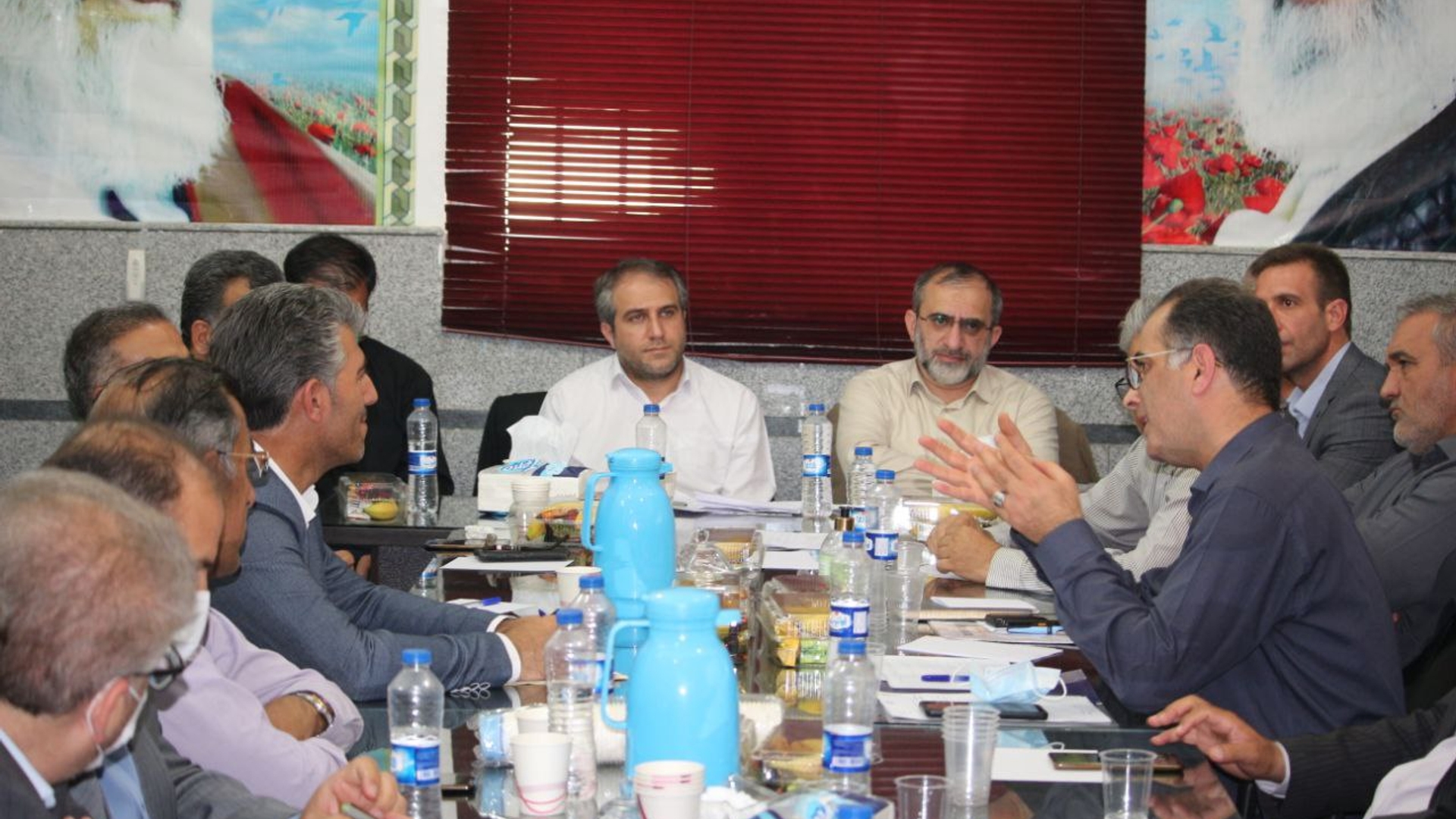 با حضور استاندار مرکزی ،معاون هماهنگی امور اقتصادی استاندار ، سرپرست فرمانداری ویژه شهرستان ساوه ، جمعی از مدیران استانی و شهرستانی ، اعضای شورای شهر و شهردار آوه نشست بررسی مشکلات شهر آوه برگزار شد و تصمیماتی برای رفع مشکلات اتخاذ گردید .