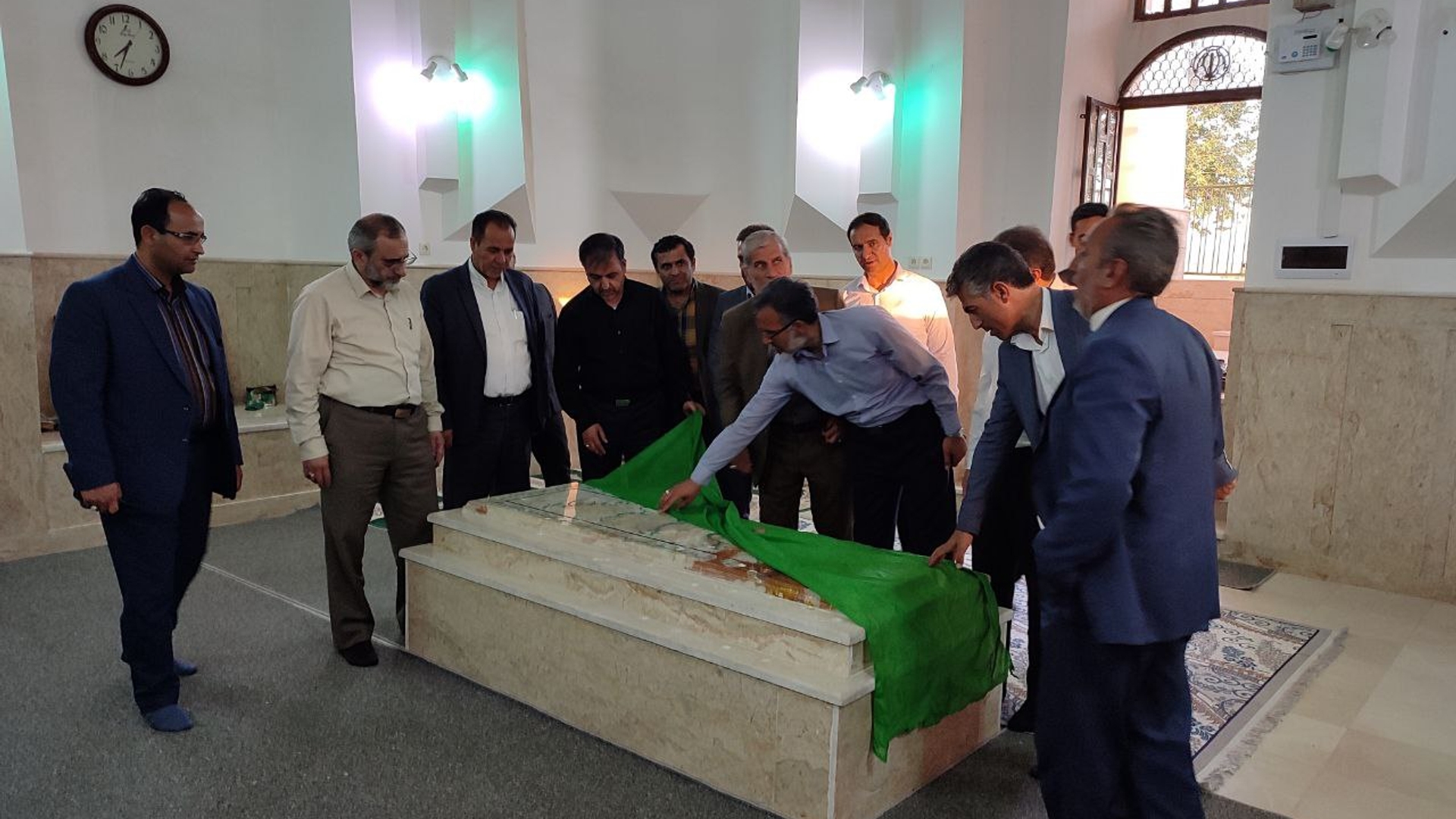 بازدید استاندار مرکزی به همراه معاون هماهنگی امور اقتصادی استاندار، سرپرست فرمانداری ویژه شهرستان ساوه و جمعی از مدیران از  امام زادگان فضل(ع) و سلیمان (ع) شهر آوه