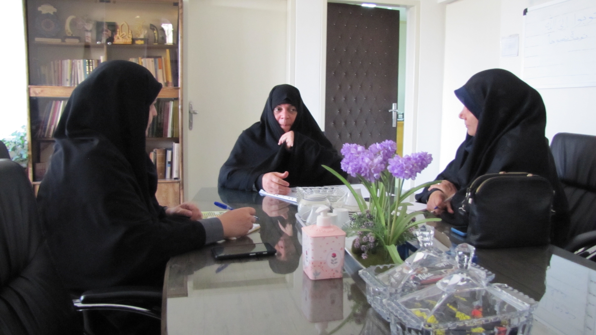 نشست  با موضوع  اشتغال زایی و توانمند زایی بانوان با حضور  سرکار خانم  مفتح زاده  مدیر کل امور زنان  وخانواده  استانداری و سرکار  خانم  مهاجرانی  در محل دفترامور زنان استانداری برگزار گردید. 1401-03-30