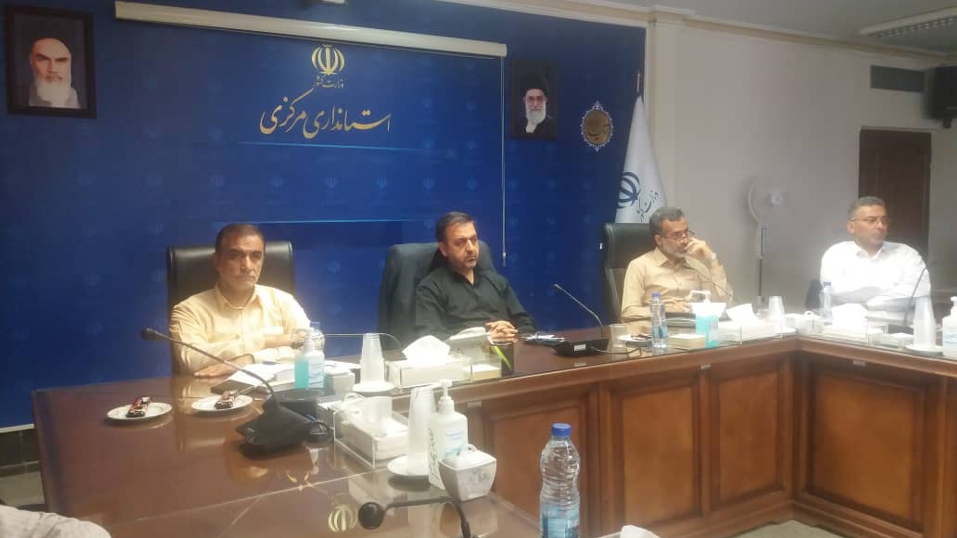 جلسه بررسی مشکلات مربوط به تنظیم بازار با حضور وحیدی وزیر کشور ، فاطمی امین وزیر صنعت، معدن و تجارت ، ساداتی نژاد وزیر جهاد کشاورزی ،  رحیمی وزیر دادگستری، استانداران سراسر کشور،  میرزاخانی معاون هماهنگی امور اقتصادی استانداری و گودرزی سرپرست دفتر هماهنگی امور اقتصادی و معاونین اقتصادی استانداریهای سراسر کشور و مدیران مربوطه به صورت ویدئو کنفرانس برگزار شد.


دوشنبه ۳۰ خرداد ۱۴۰۱