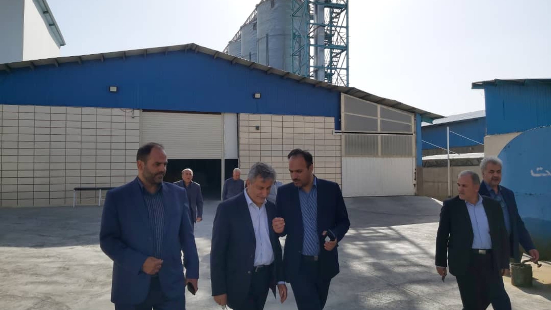 بازدید دکتر مهاجر معاون امور زراعت وزارت جهاد کشاورزی به اتفاق فراهانی سرپرست فرمانداری،صفری رییس سازمان جهاد کشاورزی استان،ملکی مدیرکل غله و خدمات بازرگانی استان و سایر مدیران استانی و شهرستانی از شرکت آرد سبوس گل آذین آشتیان  " اولین واحد تولیدی آرد کامل در استان مرکزی" و بررسی مسائل و مشکلات موجود