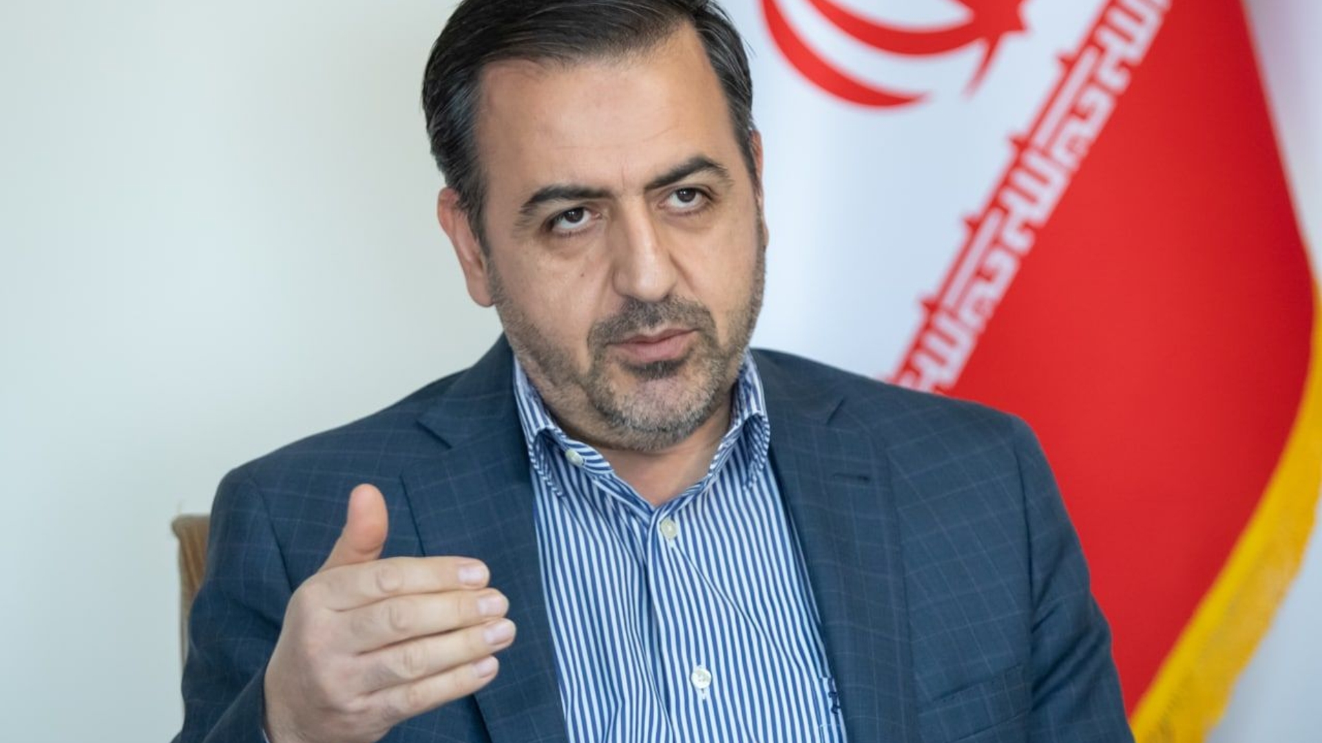 معاون هماهنگی امور اقتصادی و توسعه منطقه ای استانداری مرکزی:
موانع اجرای قرارداد ۷۲ میلیون یورویی شرکت صنایع آذرآب اراک با شرکت‌های پیمانکار سازمان انرژی اتمی، از طریق پیگیری استانداری و دستگاه‌های متولی این استان برداشته شد.

میرزاخانی افزود: در خصوص انعقاد قرارداد شرکت صنایع آذرآب با سازمان انرژی اتمی، مدیران شرکت پس از دریافت برنامه زمان‌بندی اجرای قراردادها آماده فعالیت و همکاری با شرکت روسی هستند.

وی اظهار داشت: ۱۴ قرارداد در بازه‌های زمانی متفاوت با پیمانکارهای سازمان انرژی اتمی منعقد شده است. در این راستا اولویت اجرای قراردادها را طرف روسی تعیین می‌کند تا تعهدات، انجام شده تلقی شود.

میرزاخانی با بیان اینکه وضعیت کنونی شرکت صنایع آذراب روال عادی دارد و کارگران نیز مشغول به کار هستند و مشکلی در این زمینه وجود ندارد، تصریح کرد: در صورت موافقت سهامدار، موضوع افزایش سرمایه و تغییر سهامدار در راستای بهبود وضعیت شرکت در دستور کار قرار می‌گیرد.