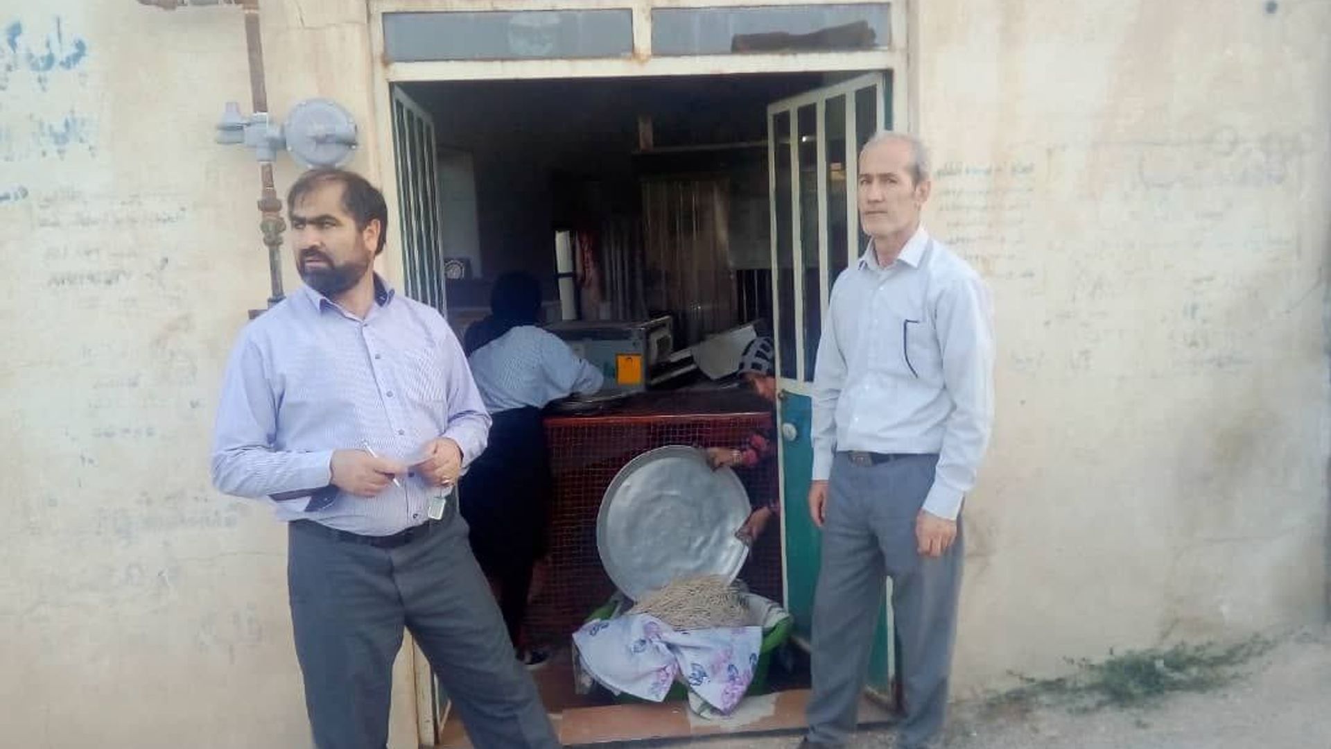 بازدید فرماندار و مدیر جهادکشاورزی شهرستان فراهان از کمباین های در حال برداشت غلات و توصیه به جلوگیری از ریزش گندم و نصب برچسب معاینه فنی و بازدید از نانوایان شهر تلخاب