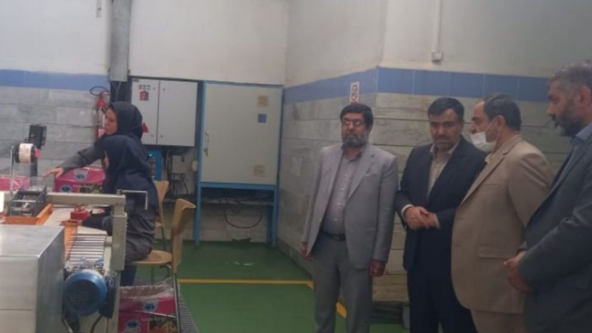 بازدید فرماندار شهرستان خنداب از کارخانه کشمش پاک کنی