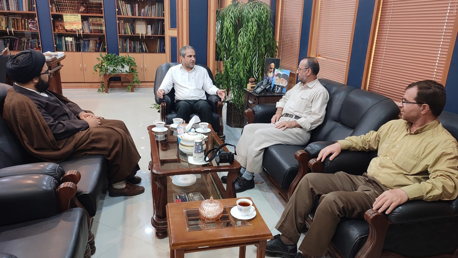 به مناسبت سالروز تاسیس سازمان تبلیغات اسلامی و روز تبلیغ و اطلاع رسانی دینی به فرمان حضرت امام خمینی (ره ) ، رییس تبلیغات اسلامی شهرستان ساوه به همراه کارکنان با مهدی الیاسی سرپرست فرمانداری ویژه شهرستان ساوه دیدار کردند.