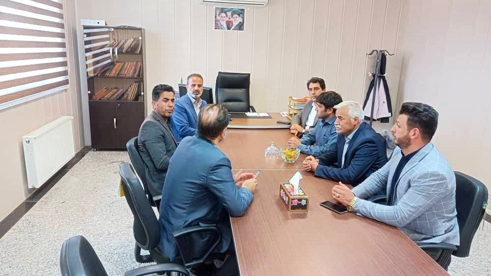 جلسه پیگیری مشکلات جاده های روستایی و مشکلات آب دامداری های شهر خشکرود