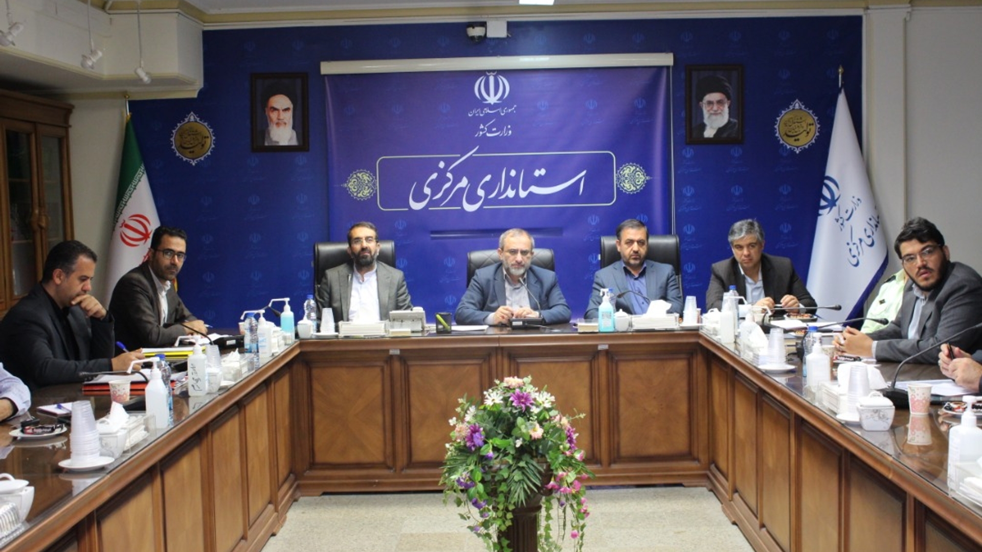 جلسه ستاد اربعین استان بصورت مشترک با ستاد مرکزی اربعین حسینی(ع) به ریاست جناب آقای دکتر مخلص الائمه استاندار محترم مرکزی و رئیس ستاد اربعین حسینی (ع) استان و با حضور آقای نظری معاون سیاسی، امنیتی و اجتماعی و جانشین ستاد اربعین حسینی(ع) استان، آقای میرزاخانی معاون هماهنگی امور اقتصادی، آقای زندیه وکیلی معاون هماهنگی امور عمرانی، پزشگ نیا مدیرکل پدافند غیرعامل و دبیر ستاد اربعین حسینی (ع) استان و سایر مدیران مربوطه در روز دوشنبه مورخ 1401-04-06 در محل سالن جلسات طبقه چهارم استانداری برگزار گردید.