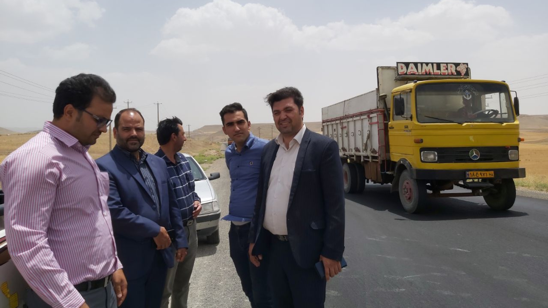 بازدید فراهانی سرپرست فرمانداری به اتفاق تاج‌آبادی رئیس دفتر نماینده مردم منطقه در شهرستان و رئیس اداره راهداری و حمل و نقل جاده ای شهرستان از‌ پروژه عملیات اجرای روکش آسفالت در محور آشتیان_فراهان