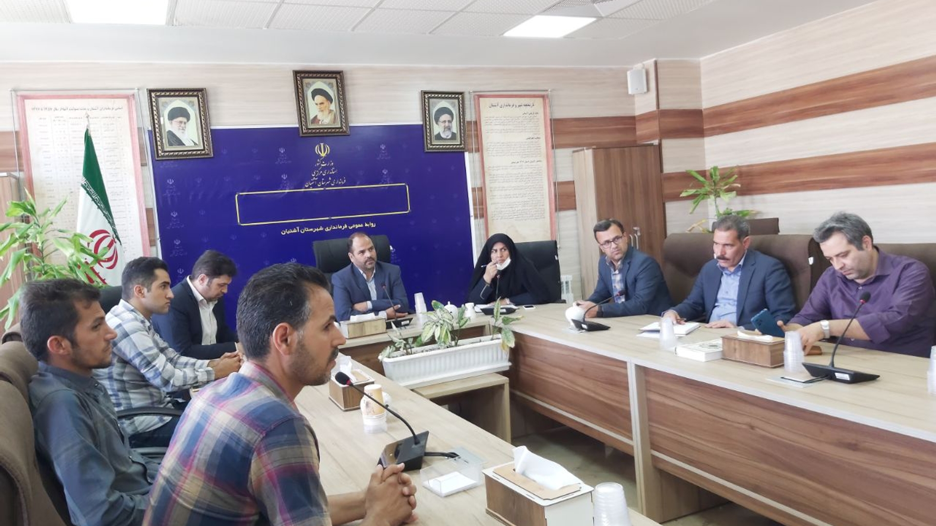 به منظور برنامه ریزی و هماهنگی اتخاذ راهکارهای ممکن جهت تامین زیرساخت‌های خدماتی فاز اول پروژه مجموعه سازی روستای مزرعه نو، جلسه ای با حضور‌ معاون فرماندار، مشاور نماینده محترم مردم تفرش، آشتیان و فراهان در مجلس شورای اسلامی،مدیر بنیاد مسکن انقلاب اسلامی،مدیر توزیع برق ، مدیر امور آب و فاضلاب، شورای اسلامی و دهیار‌ روستای مزرعه نو و تعدادی از متقاضیان به ریاست فراهانی سرپرست فرمانداری شهرستان برگزار گردید.