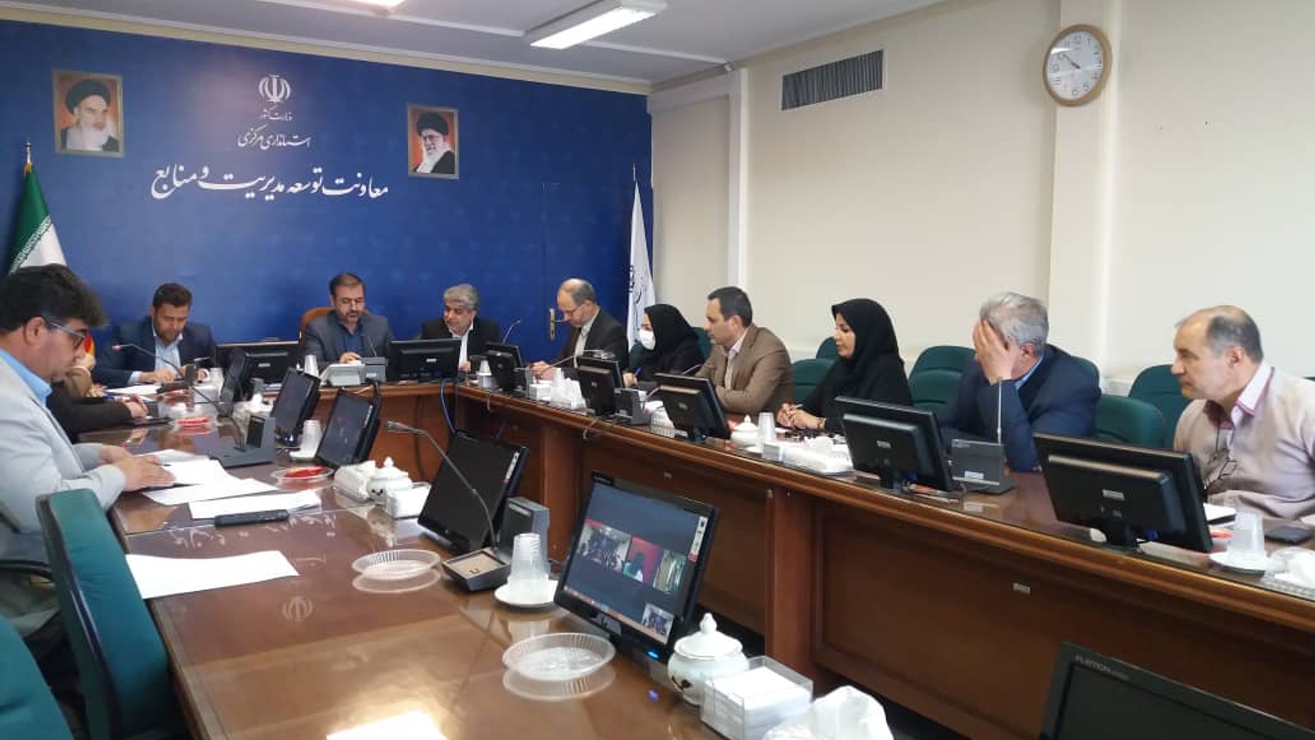 جلسه کمیسیون ماده 11 قانون هوای پاک به ریاست میرزاخانی معاون هماهنگی امور اقتصادی و توسعه منطقه ای استاندار و با حضور مدیران کل و اعضای مربوطه واز طریق ارتباط ویدئو کنفرانس با حضور فرمانداران برگزار شد.
در این جلسه  مشکلات واحدهای تولیدی که در زمینه محیط زیست و استقرارشان مشکل داشتند بررسی و رسیدگی شد.