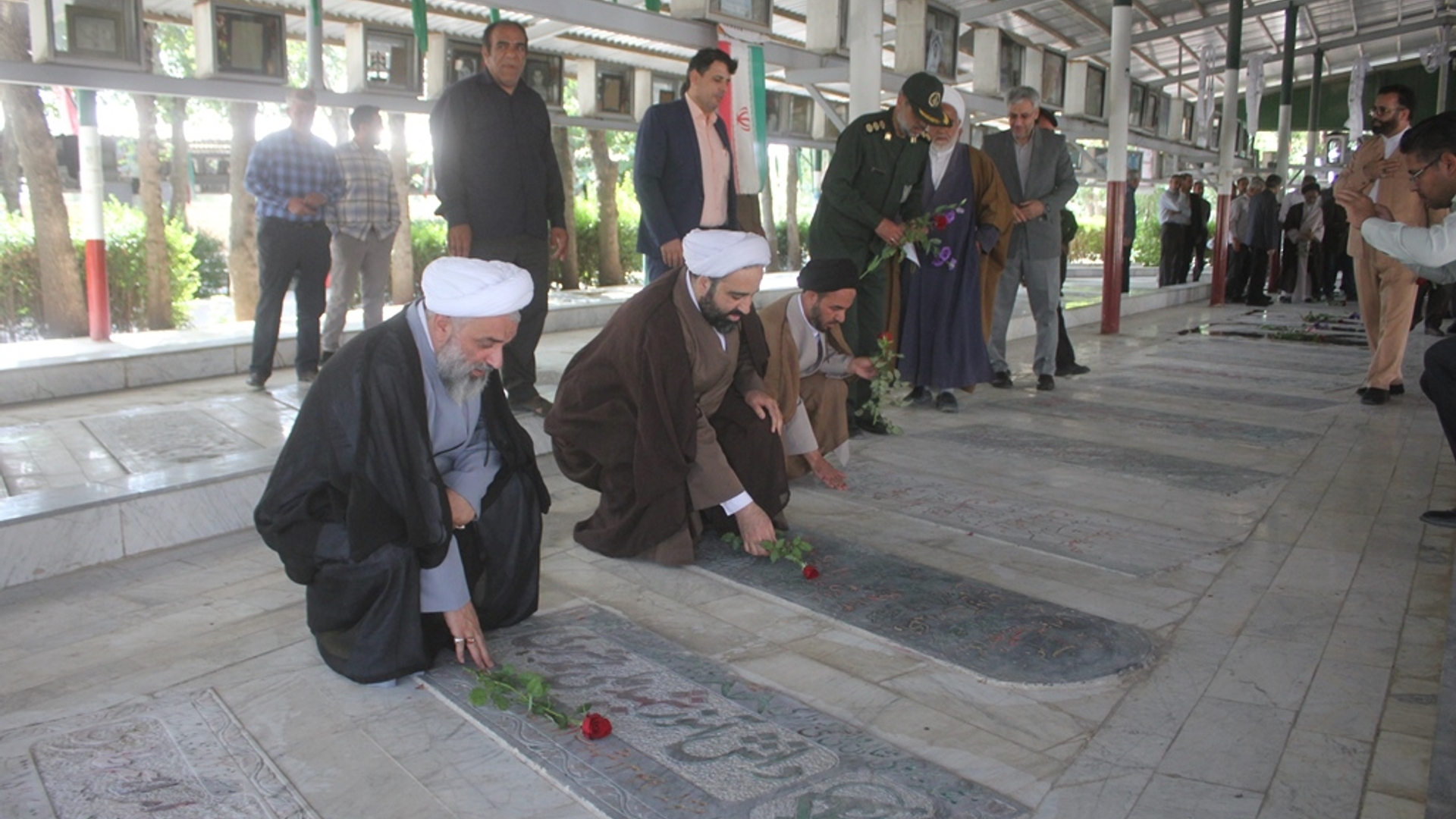 قبور مطهر شهدای شهرستان  خمین گلباران شد .