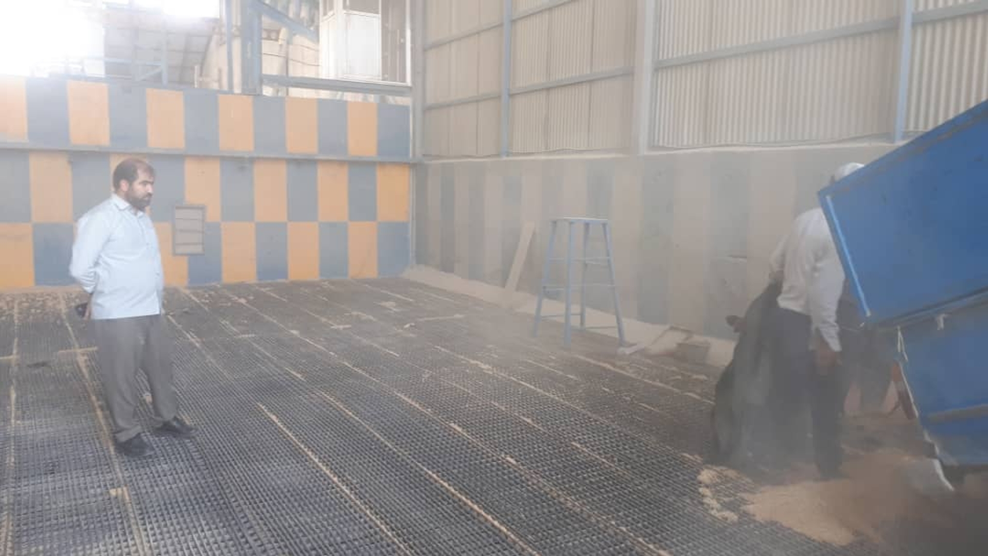 بازدید سرزده فرماندار شهرستان فراهان از سیلوی گندم دانه پالیز فراهان