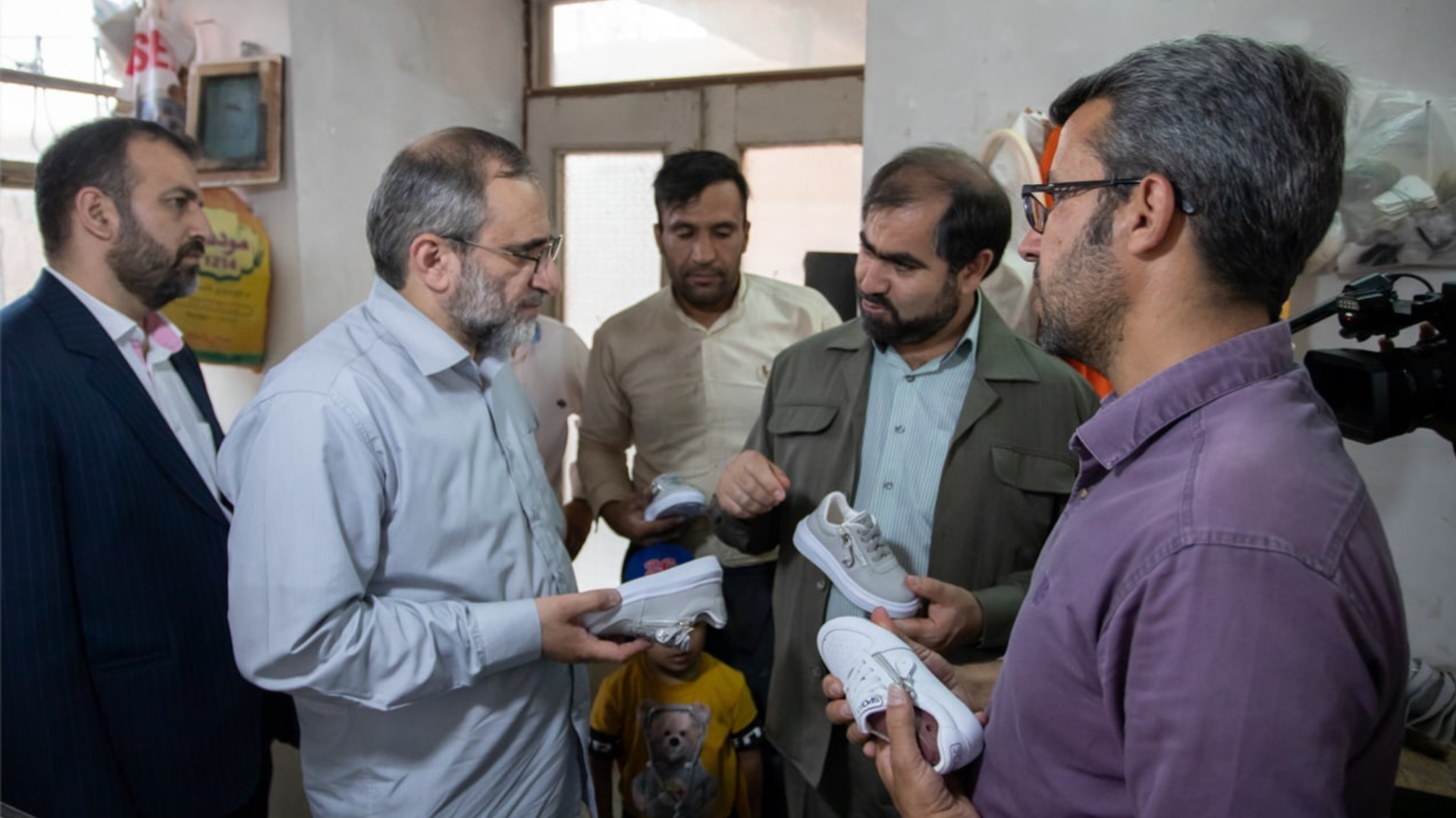 بازدید استاندار مرکزی از کارگاه‌های دوخت کفش روستای شیرین آباد