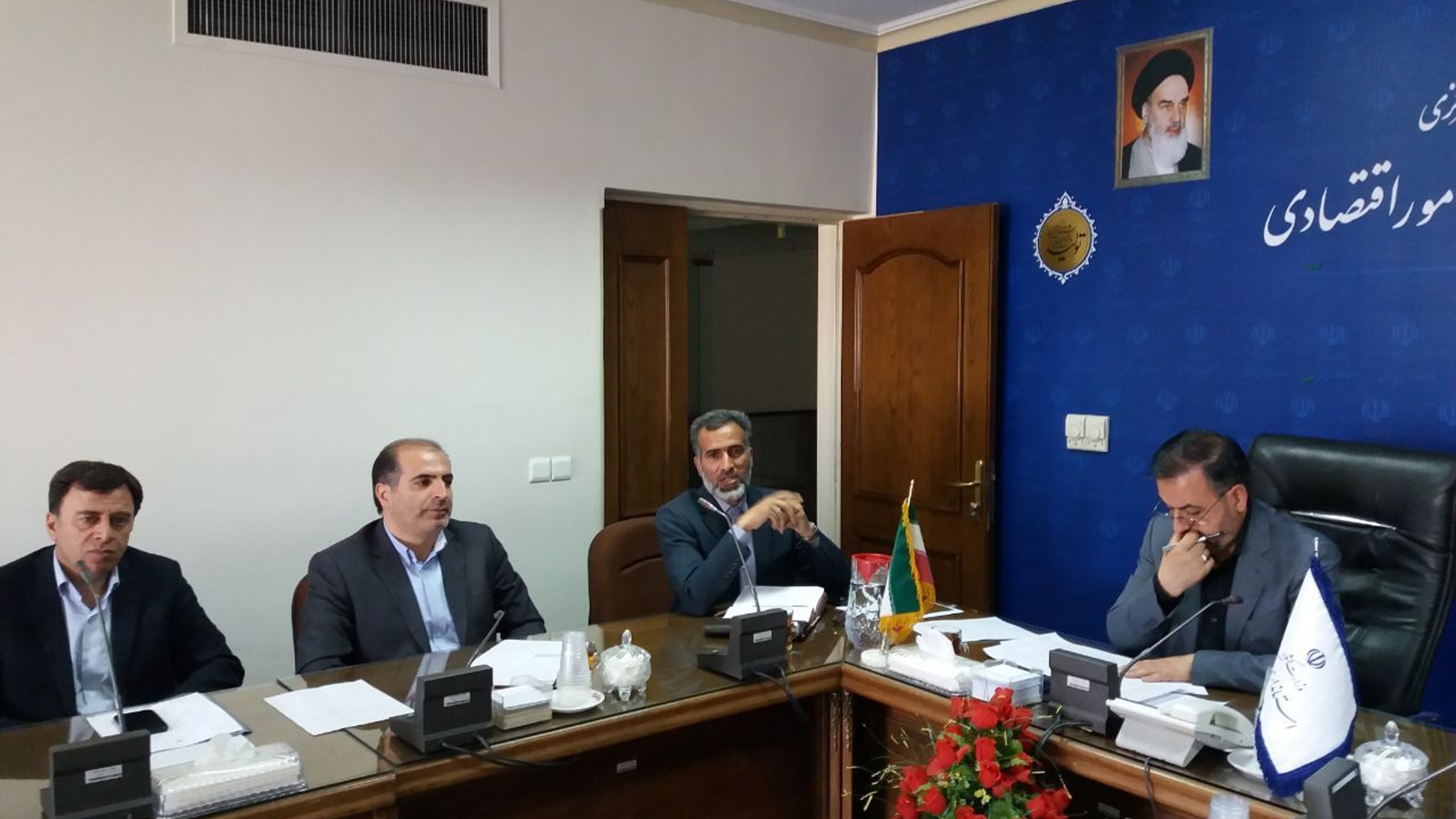 طی جلسه ای به ریاست میرزاخانی معاون هماهنگی امور اقتصادی و توسعه منطقه ای استاندار و با حضور سرپرست دفتر هماهنگی امور اقتصادی و مدیران مربوطه در خصوص تسریع در پاسخ استعلامات متقاضیان دریافت تسهیلات سرمایه در گردش نهاده های دام، طیور و آبزیان بحث و تبادل نظر شد.

یکشنبه ۱۲ تیر ۱۴۰۱