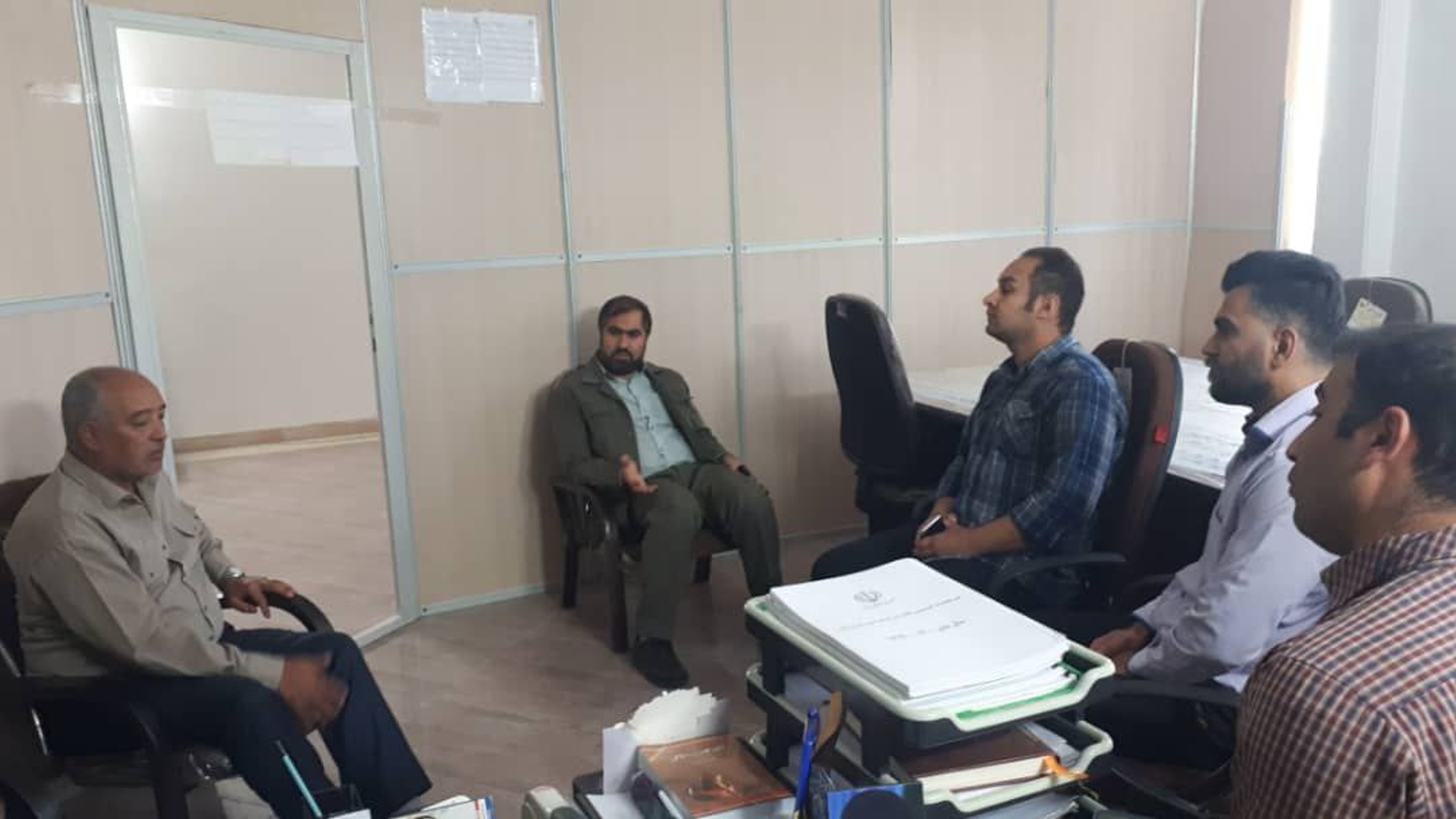 بازدید ‌‌فرماندار شهرستان فراهان از اداره صمت به منظور تبریک روز ملی صنعت و معدن به رئیس و کارکنان آن اداره