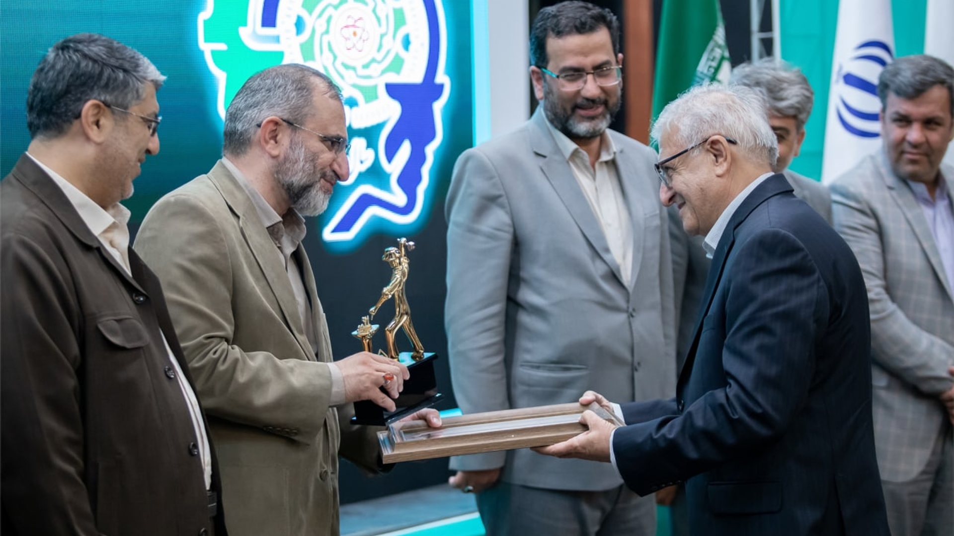 اقتصاد کشور باید به سمت اقتصاد واقعی مبتنی بر تولید حرکت کند-استان مرکزی صاحب شهرک‌های صنفی می‌شود