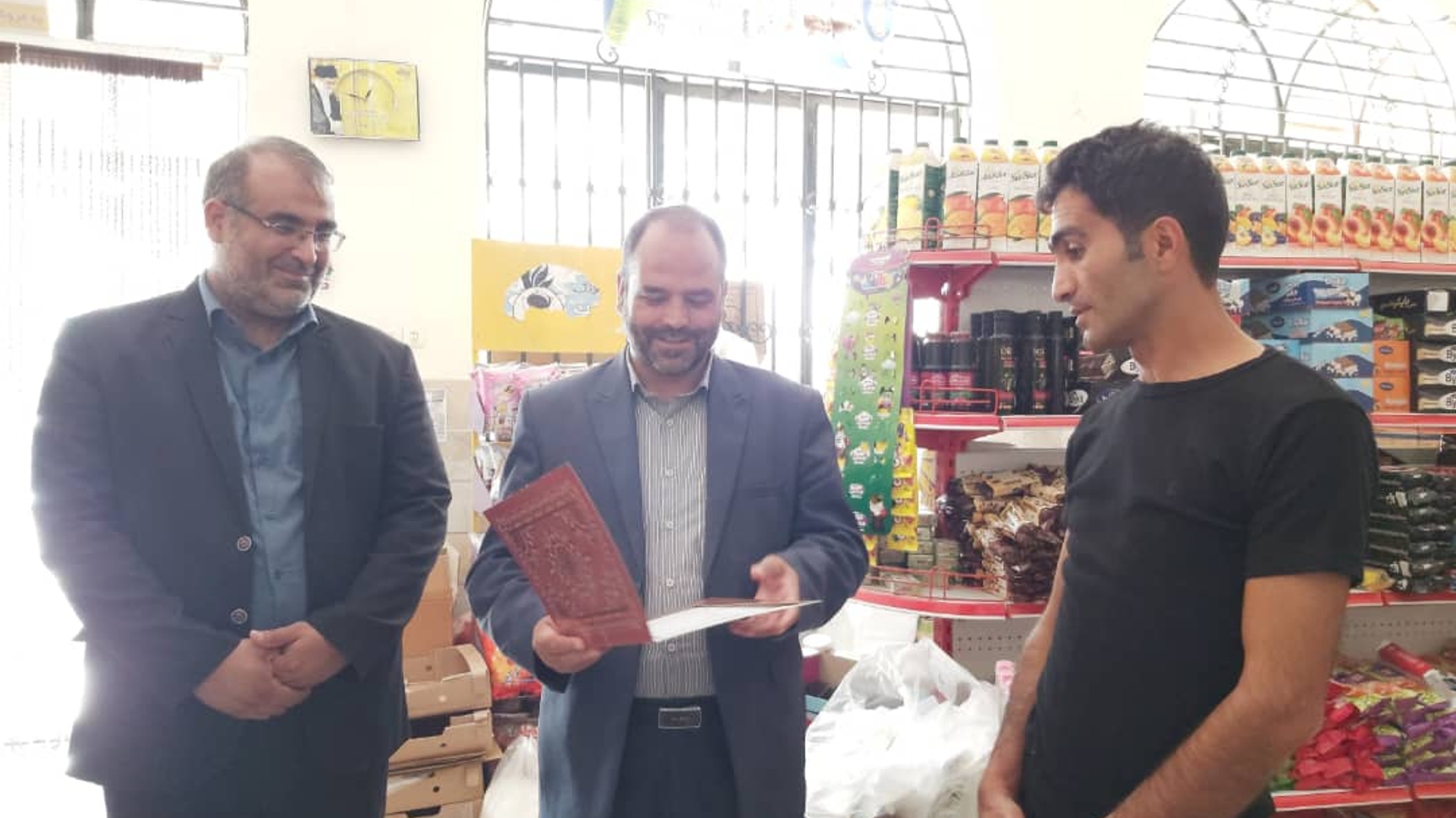 بازدید‌ فراهانی سرپرست فرمانداری به اتفاق ملکا شهردار از تعدادی از واحدهای صنفی سطح شهر و بررسی آخرین وضعیت تنظیم بازار و تامین و توزیع کالاهای اساسی در شهرستان